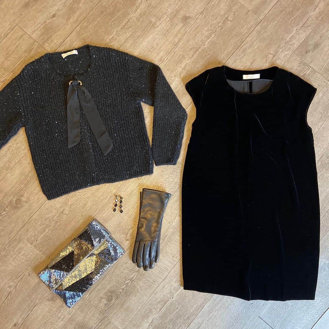 パロンキさんのインスタグラム写真 - (パロンキInstagram)「Black Velvet and sparkling outfit!   Per le vostre serate in casa non vorrete stare sempre in pigiama!!!  Abito in velluto di seta Pontoglio € 120 Cardigan con paillettes € 150 Orecchini vintage con cristalli € 85 Clutch ricamata € 120 Guanti in nappa e cashmere € 110 🤩🤩🤩🤩  ☎️📞📲 334 8330612   0543 758260  #sales #ootd #ootdfashion #saldi #outfitoftheday #outfitinspiration #womenshopping #classywomen #womenswear #cashmere #cashmerelove #fashionstyle #shopping #shoppingtime #forli #forlicesena #styleinspiration #outlet」1月28日 21時53分 - parronchicashmere