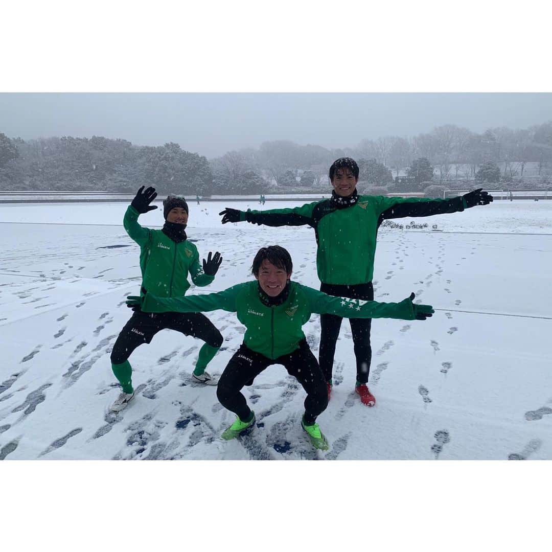 小池純輝さんのインスタグラム写真 - (小池純輝Instagram)「. 雪にも負けず❄️ ポーズに意味はありません。笑 #jleague #jリーグ #jfa #j2 #東京ヴェルディ #tokyoverdy #verdy #verdyfamily #soccer #football⚽ #football #footballplayer #サッカー #フットボール #サッカー好きな人と繋がりたい #サッカー好きな人と繋がりたい #小池純輝 #19 #⚽️ #東京 #tokyo #athleta #雪 #雪景色」1月28日 21時48分 - junki_koike