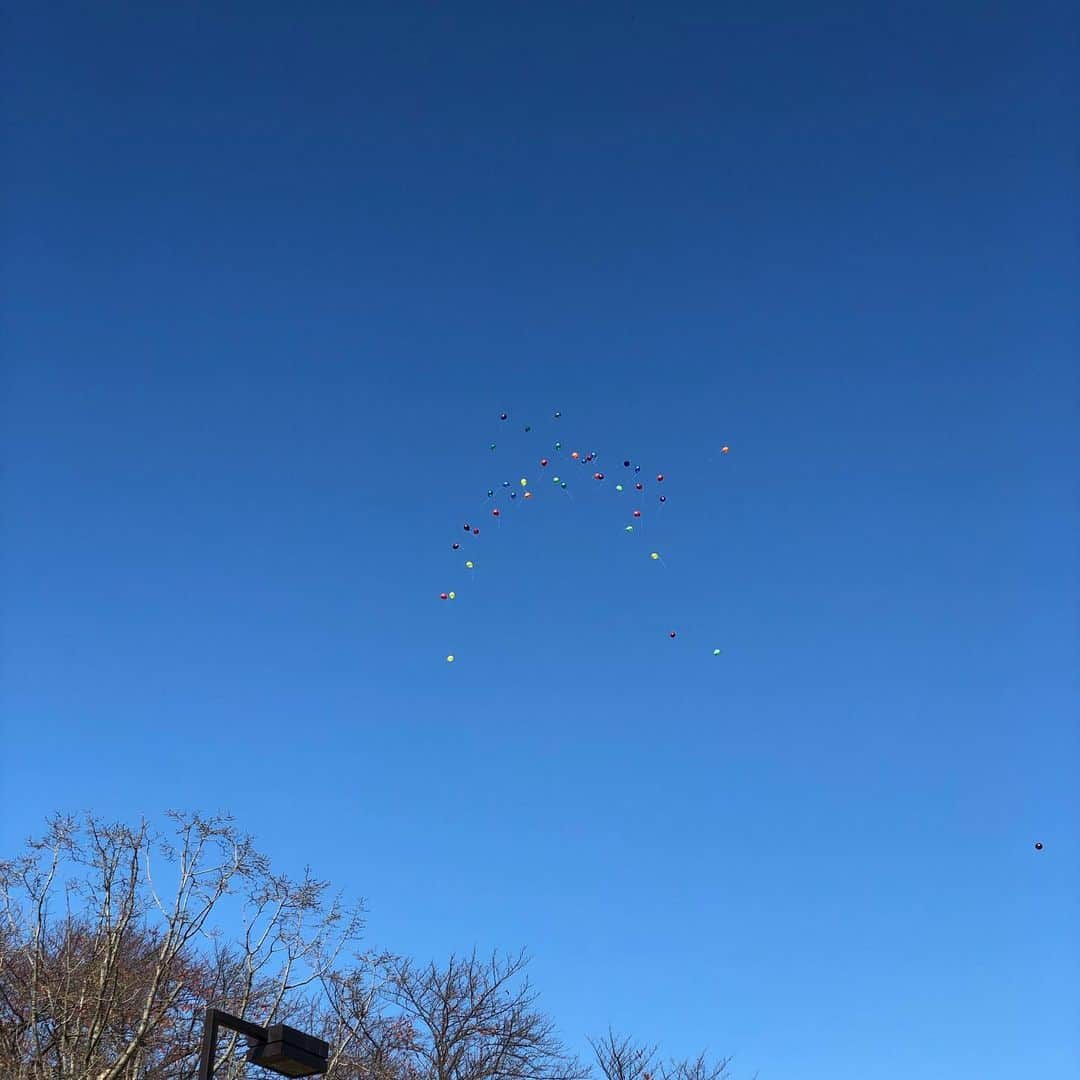 大村彩子さんのインスタグラム写真 - (大村彩子Instagram)「今日はなんと雪になりました❄️  静かに流れてくる白い雪に少し癒された。  これはいつか見た空に舞う風船🎈  あ、あと今日は満月🌕ですね  あ、あと昨日は親知らず抜きました  #雪#初雪#風船#満月#親知らず#🦷」1月28日 21時50分 - ayako_omura