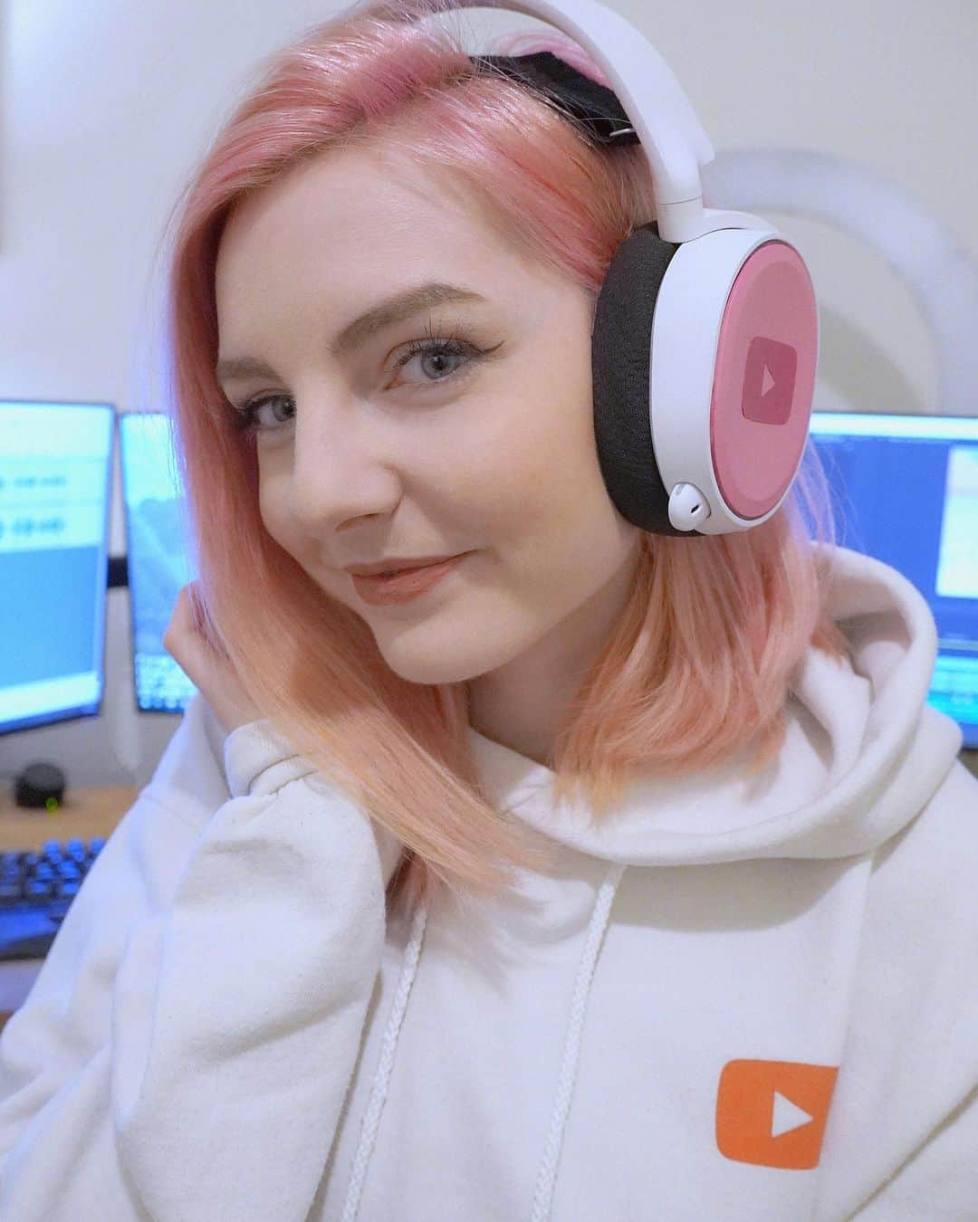 YouTubeさんのインスタグラム写真 - (YouTubeInstagram)「She’s the biggest female gamer in the UK with a channel dedicated to her favorite games: she’s @ldshadowlady! 🎮👾 Find out how well you know her with a special quiz in today’s Story ⬆️」1月28日 22時00分 - youtube