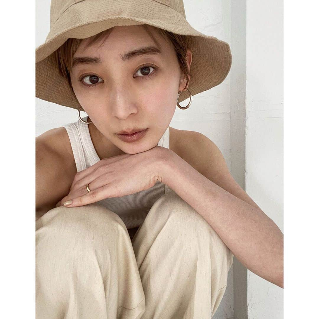 吉田怜香さんのインスタグラム写真 - (吉田怜香Instagram)「online storeにて summer collectionの pre order 昨日から はじまってます◯  すでにたくさんご予約も ありがとうございます🙇‍♀️🤍  好きなハットの 夏すぎる私」1月28日 22時00分 - reikayoshida_