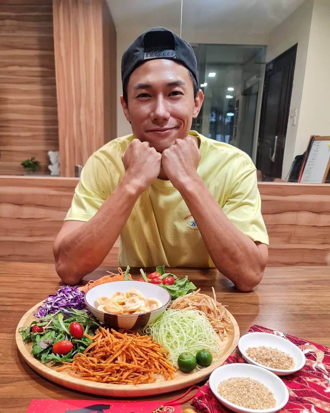デスモンド・タンのインスタグラム：「First Lou-Hei of the year! Practising how to Lou it the safe way with my family. This is so healthy and yummy! 谢谢 @panlinglingg 姐 和 @xiang_yun_ 姐 送的健康鱼生，我家人吃得好开心!  🙏 我的妈妈特别开心因为能看到她的大美女偶像 @panlinglingg 拍了照后不停的说 "aiyo... jin swee, jin swee!" 😂  #juxingji #聚星级 #聚. 星级鲍鱼鱼生」