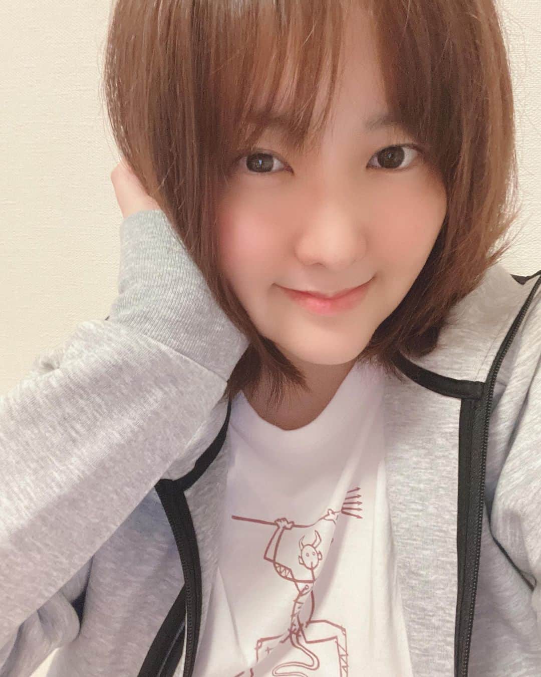 希良梨のインスタグラム：「今日も一日お疲れ様です！ 寒かった〜💦 今は、まだ沢山の人を救える力はないかもしれない。 でも、目の前にいる人たちは少しは救ってあげられるんだと思う。まずは、家族。 今まで、沢山の人たちに救ってもらい、助けられて来たから、今度はそれを誰かに返していかなきゃいけないって思う。 縁の下の力持ちさんでいたい。 どんな世界にいても、楽しみながらね♪ そして、やっぱりショートにしようか悩み中ー🤨 Good9   #love #japan #like4like #followforfollow #follow4follow #kirari #希良梨 #アニメ好きな人と繋がりたい #漫画好きな人と繋がりたい」