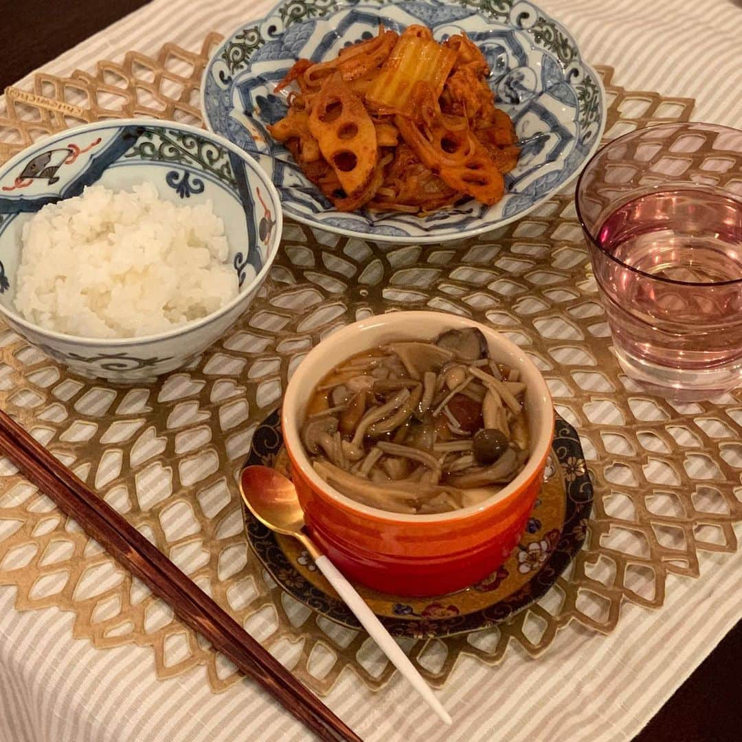 沢瀉美緒さんのインスタグラム写真 - (沢瀉美緒Instagram)「※ Dinner 🥢 . 昨日の夜ごはん🍚 ◆茶碗蒸しきのこ掛け ◆レンコン入り豚キムチ . お昼の残り物とお友達から頂いた きのこの瓶詰めをアレンジしたもの。 . お昼にねばねばきのこ蕎麦を食べようと準備したんだけど 瓶が開けられなくて夜に持ち越しって事で お蕎麦用に取ったお出汁とともに茶碗蒸しに。 . 寒い夜には丼いっぱいでも食べられそうな茶碗蒸し😋 . ごちそうさまでした。 . . #おうちごはん #料理好きな人と繋がりたい #ルクレーゼ #lecreuset #山本長左 #九谷焼 #茶碗蒸し #豚キムチ #器好きな人と繋がりたい」1月28日 21時54分 - mio_omodaka