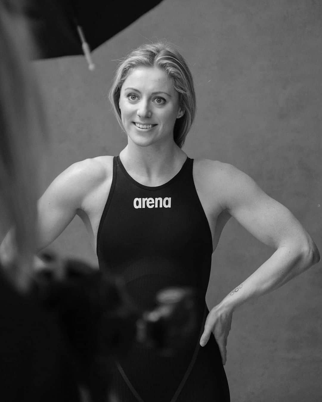 キーラ・トゥサントのインスタグラム：「🖤🤍🖤🤍💪🏼 #teamnl #arenawaterinstinct #shitnuismnzwartwitcollectieop 🙈 📷: @sven_sleur」
