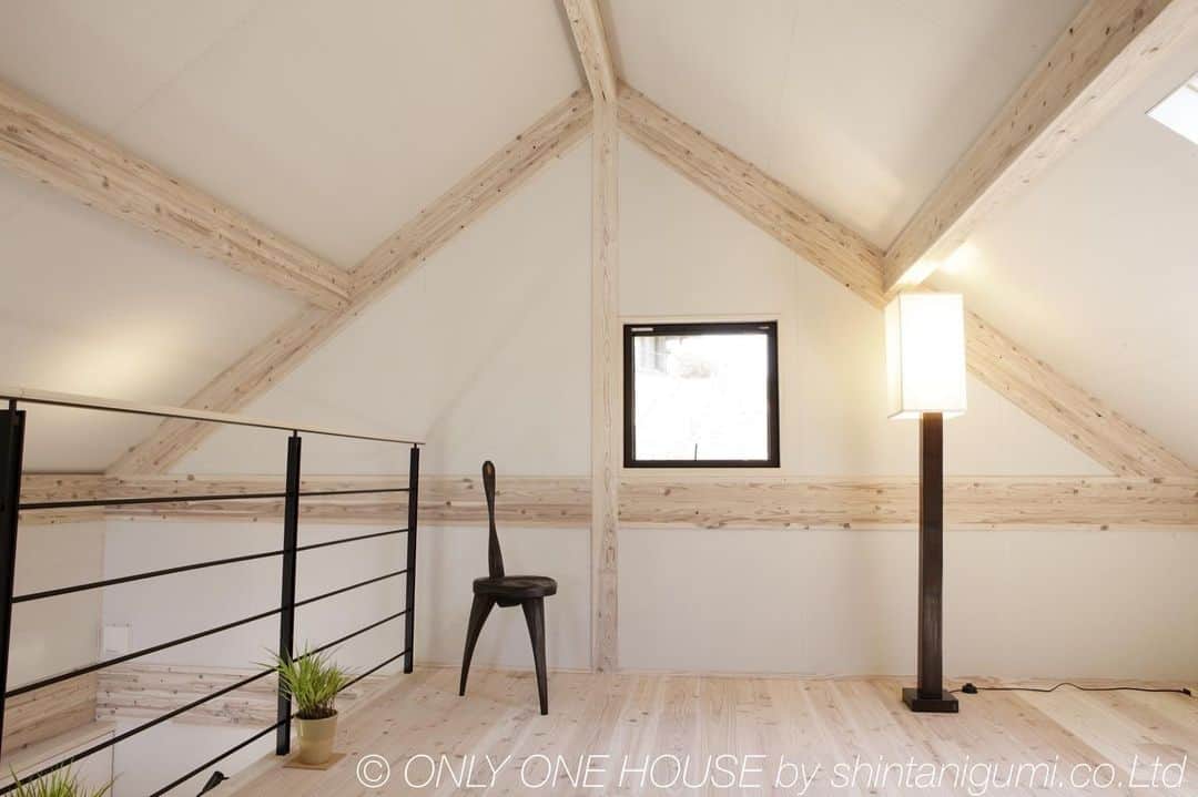 ONLY ONE HOUSE 株式会社 新谷組のインスタグラム：「* #選べる平家 #casa amare  「日本の伝統美」をテーマに設計されたモデル。  特徴的な三角屋根と そのカタチを活かした ロフトのように使える #1.5階 が特徴です☻  昼間は自然光が降り注ぎ 夜は天窓からキレイな星空が見えます🌝  more phots▶︎ @shintanigumi.co.ltd   casa amare ▶︎ http://www.casa-amare.jp/works/detail/41/  --------------------------------------  新谷組は土地探しから 設計施工管理の全てを 弊社で担う事ができます！  大工工務店だからこそ出来る 枠にとらわれない自由な発想で お客様のお家づくりを 全力でサポートいたします💪🏻  お気軽にご相談ください☻  #ONLY_ONE_HOUSE by shintanigumi.co.Ltd  本社TEL ▶︎0770-78-1255 事務所TEL ▶︎0770-59-2552 E-Mail ▶︎shintanigumi@outlook.jp 新谷組HP ▶︎http://www.shintanigumi.jp  --------------------------------------  #新谷組 #オンリーワンハウス #おおい町 #舞鶴市 #高浜町 #小浜市 #敦賀市 #若狭町 #美浜町 #新築 #一戸建て #外構工事 #改修工事 #シンプルライフ #マイホーム #注文住宅 #デザイン住宅 #自由設計 #工務店 #金属サイディング #家事楽動線 #家づくり #モデルハウス」