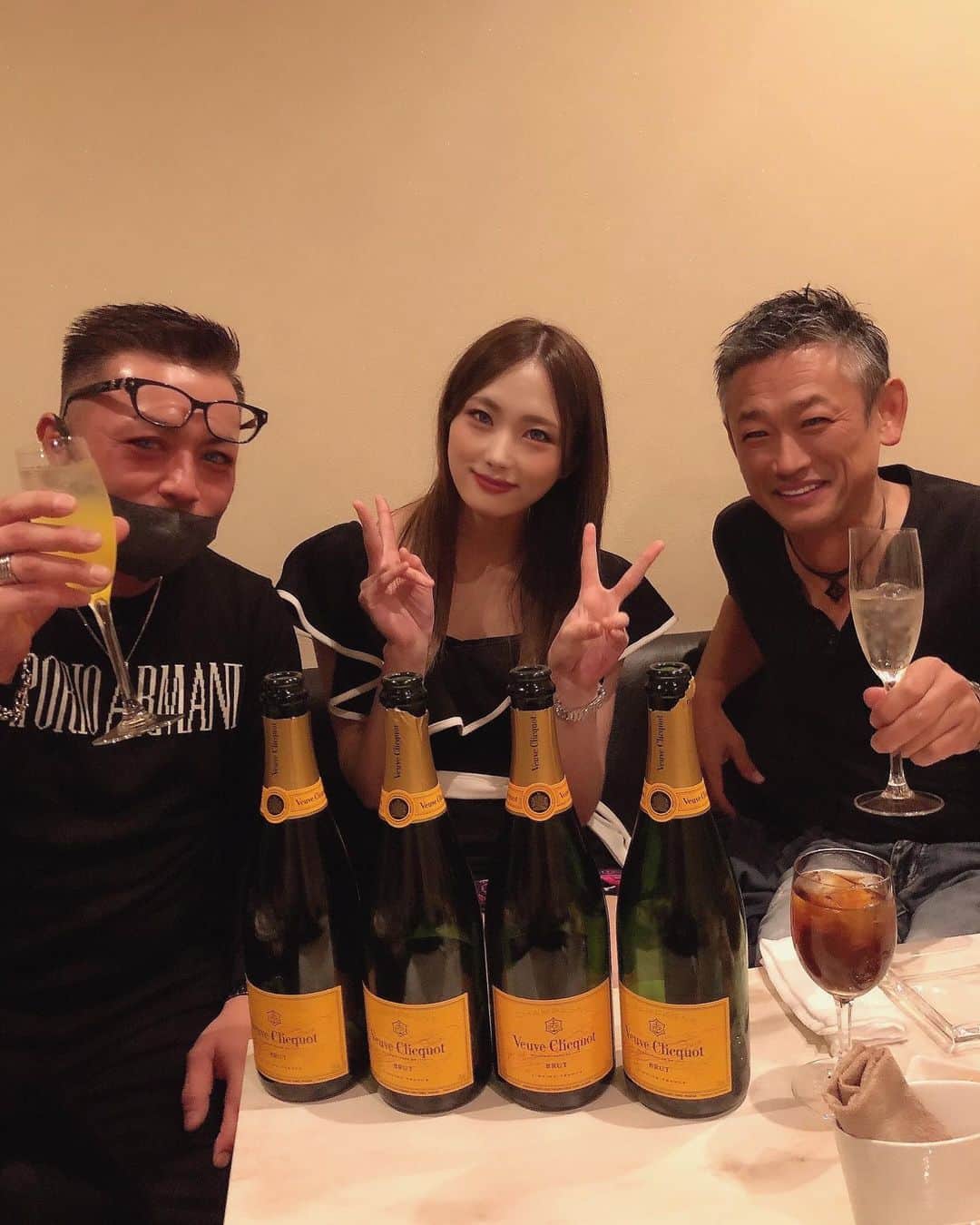 のインスタグラム：「お誕生日おめでとうございます♡おめでとう㊗️㊗️㊗️㊗️ございます！エランドールでパーティー嬉しい💕💗  今日もエランドール営業中 ☃️ゆきやこんこん❄️ りりちゃんとみゆさん エランドール新メンバー🙌✨ 待ってるよーん♡わくわくこんこん💕💗❄️☃️ 12月はあっちゃんの birthdayお祝いしていただき本当にありがとうございました💓💕💗感謝いっぱいの birthdayになったよ🌷🌷🌷🌷🌷🌷🌷🌷🌷🌷🌷🌷🌷 配信にも来てくれてありがとー♥️ thank youです😭🙌✨💓 皆様から暖かいギフトをいただきまして 改めて本当にありがとうございます😭✨ 🌸🌸🌸🌸🌸🌸🌸🌸🌸🌸🌸🌸🌸 1月こそイチナナLive配信ちゃんと頑張りまーす‼︎‼︎ 皆様に毎日smile〜😚♥️届けられる様に 💕💗張り切って頑張りまーす🙌✨😭 ☺️なんだかんだ言って、私が1番〜 皆様に配信で元気頂いてます♪😙ﾍﾍ 🌼🌼🌼🌼🌼🌼🌼🌼🌼🌼🌼🌼🌼 いつもありがと〜って言えて 幸せな気分にさせて頂いているのは 私だぁ☺️😂💓💗🙌笑笑 💕🐝🌻☺️🌼🌈🤍エランドール🎷ＰＭ8:00-ＡＭ1:00です🚨ｴﾗﾝﾄﾞｰﾙ＆ﾀｰｹﾞｯﾄにも是非遊びに来てください〜✌️🐰💕🌻 　1月はエランドール《あさみさん》の お誕生日 ✨birthday月です1.11.です💛次の日は😳😳✨《わかなちゃんの》 birthdayです💗💕お祝いラッシュLUSHでーす！！✨おめでとう🎉💗ﾍﾍ 来てくれるだけで♥️ありがとー！！！！♥️ 素敵な birthdayになったよ✨💕😚感謝いっぱいです♥️ 👆ちなみにｴﾗﾝﾄﾞｰﾙが本業です✨ さやかは話すことがめちゃめちゃ大好き💕 なんだなぁってここ最近凄く感じてます‼︎ 毎日初めての出逢いにワクワク🎉ドキドキ💓 毎日オシャレして可愛いメンバーちゃんと一緒に元気に皆様のご来店をお待ちしております‼︎ さやか→🥸Instagram🍑📷♡https://www.instagram.com/ssayaka0904/ も🙌✨🎉1.8万人✨🙌なりました🙌 皆様チェックして頂き本当にありがとうございます☺️💕💗💓嬉しい😆thank you〜 改めて本当にありがとうございます😭✨ ♥️♥️♥️🎉♥️♥️♥️🎉♥️♥️♥️🎉♥️♥️♥️ 今後とも宜しくお願い致します🥺。 ⚠️イチナナLIVEアプリ⚠️ダウンロード無料です 《さやか０９０４》🐝検索 ⚠️毎朝6時から6時45分までやってます🐼🐼 😚もし良かったら毎朝待ってますよー！！☺️ #帯広エランドール #帯広E'lan d'or#帯広ラウンジ #帯広スナック#帯広snack #帯広 #十勝帯広 #帯広飲み屋 #帯広写真 #帯広ローヤルプラザビル #北海道 #帯広可愛い #帯広ホステス #帯広飲み放題 #帯広アルバイト募集#帯広アルバイト#帯広求人 #帯広おすすめ #帯広女の子#帯広バイト募集 #帯広オシャレ#帯広グルメ#帯広看板娘#帯広ダンス#帯広オフィスK#帯広祭り#帯広コスプレ#帯広イベント#帯広ターゲット」