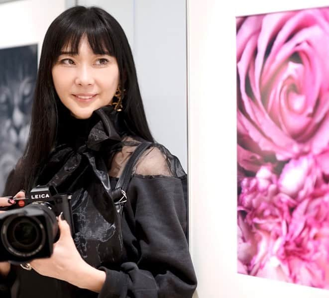 安珠のインスタグラム：「My Leica Storyー　写真家 安珠　ー ﻿interview お陰様で好評の写真展やライカとの出会いなどお話しています ぜひ、ご覧くださいませ🙏🔴📷﻿  Leica store Japanのトップページから入れます https://store.leica-camera.jp/contents/myleicastory_anju﻿ ポートレート写真：ガンダーラ井上  安珠写真展「Just Daydreaming」〜2/7 休(月)﻿ #Leica #ライカ #LeicaCamera #myleicstory #Leicaphoto #LeicaPhotography #安珠写真家 #安珠 #ライカギャラリー東京」