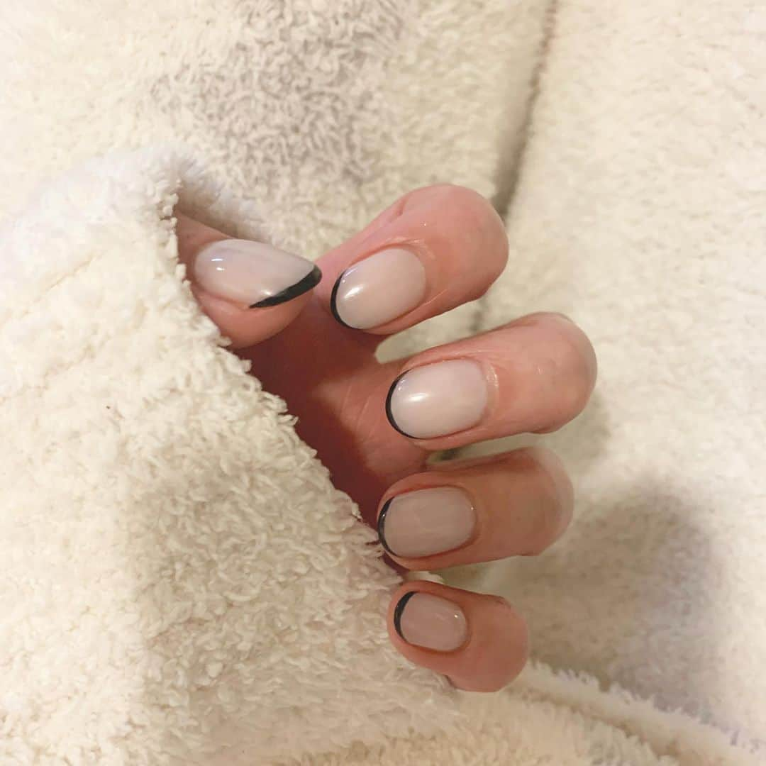 ruk6ruk6のインスタグラム：「new nail  2021  #スキニーフレンチ #モノトーン　#春ネイル　#フレンチネイル」