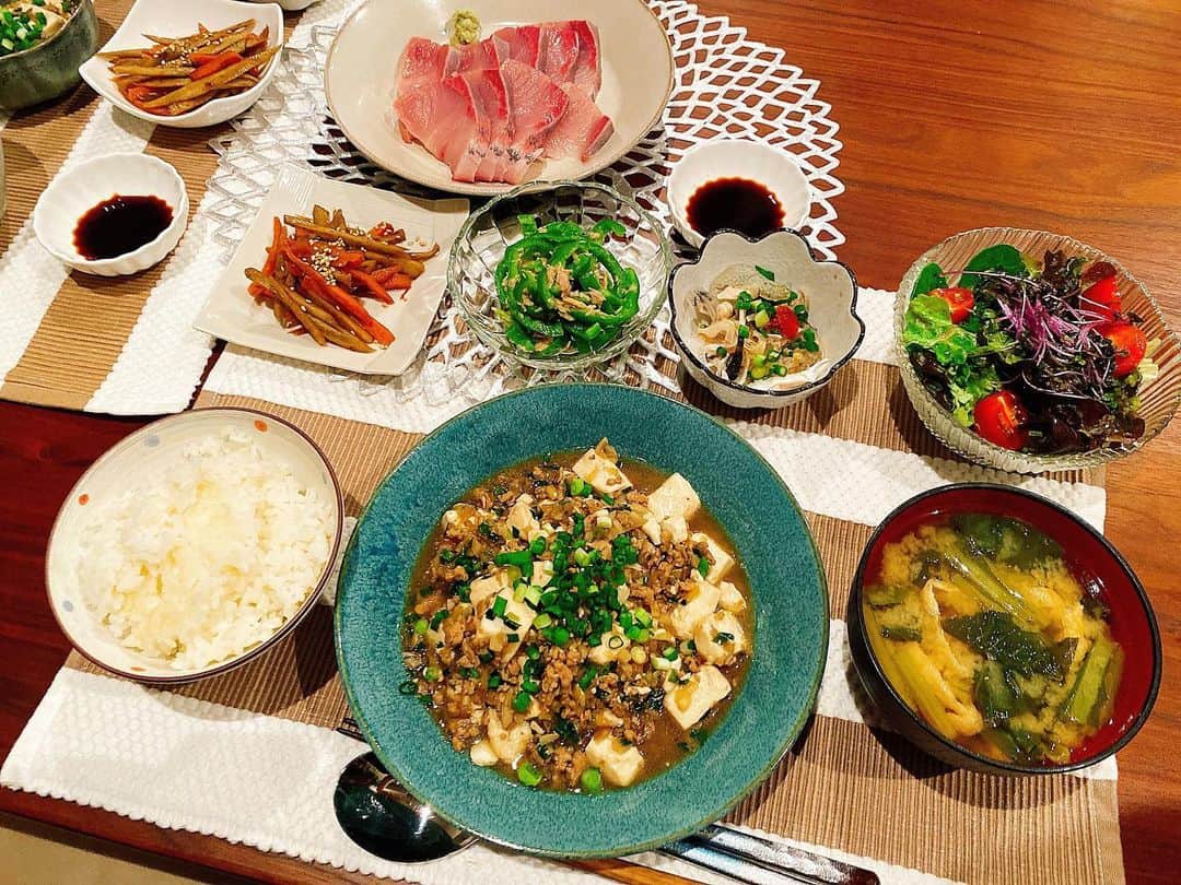 のインスタグラム：「久々こっちにも🍽✨ 《 @nanakas_kitchen 》 ・ ＊挽肉で肉豆腐 ＊ハマチのお刺身 ＊河豚皮ポン酢 ＊無限ピーマン ＊ごぼうと人参のきんぴら ＊サラダ ＊小松菜と油揚げのお味噌汁 ＊白米 ・ ・ ・ ・ ・ ・ #dinner #todaydinner #japanesefood #homemadefood #foodstagram #yummyfood #cooking #momlife #instafood #おうちごはん #夜ご飯 #献立 #七菜香飯 #肉豆腐 #女の子ママ #おうちじかん #ごちそうさまでした🙏」
