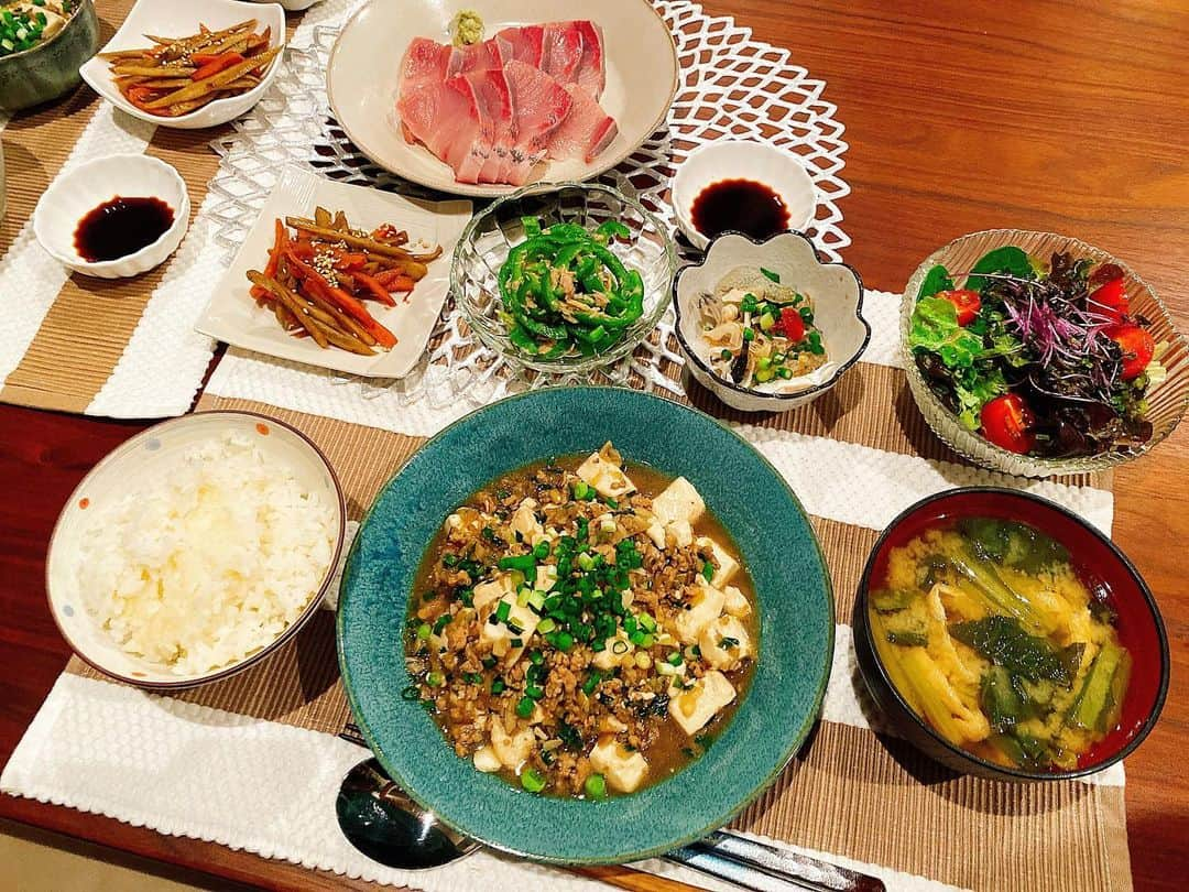 七菜香さんのインスタグラム写真 - (七菜香Instagram)「久々こっちにも🍽✨ 《 @nanakas_kitchen 》 ・ ＊挽肉で肉豆腐 ＊ハマチのお刺身 ＊河豚皮ポン酢 ＊無限ピーマン ＊ごぼうと人参のきんぴら ＊サラダ ＊小松菜と油揚げのお味噌汁 ＊白米 ・ ・ ・ ・ ・ ・ #dinner #todaydinner #japanesefood #homemadefood #foodstagram #yummyfood #cooking #momlife #instafood #おうちごはん #夜ご飯 #献立 #七菜香飯 #肉豆腐 #女の子ママ #おうちじかん #ごちそうさまでした🙏」1月28日 21時58分 - nanaka0118