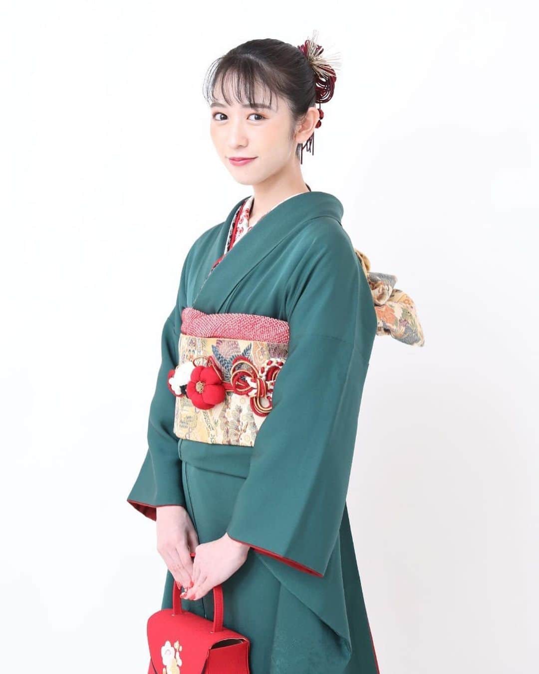 小泉遥香のインスタグラム：「前撮りをして頂きました。  とってもとっても楽しかったです！！＼^^／  外見も中身も大人になれるよう、頑張ります！👘💞  20歳になってから初の生誕祭！ ぜひご覧下さい！  こちらから👇👇  #恋smusic2021 13:00スタート⏰ tixplus.jp/feature/toki_s…  #Instaharum #前撮り #新成人 #成人 #小泉遥香 #20 #振袖 #ママ振り」