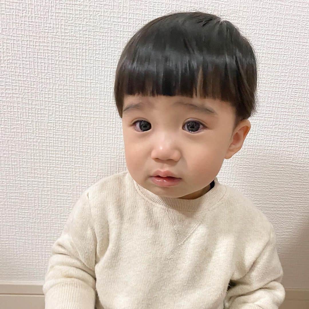 武内ペレス麻射のインスタグラム：「. 息子氏初カット✂︎ 終始ギャン泣きで最後のほうは泣き疲れてうとうとでした😂💓 #haircut#キッズカット#セルフカット」