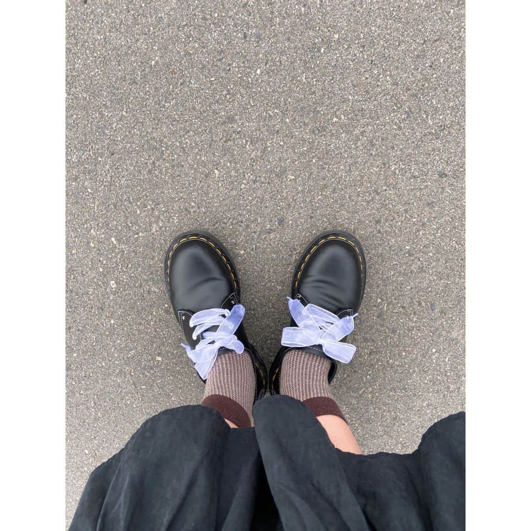 羽賀朱音さんのインスタグラム写真 - (羽賀朱音Instagram)「． ． ． おにゅーのDr.Martens👞 ． Dr.Martensはいつも履いてるけど、 バレンタインVer.が可愛すぎて…… つい、2足目を買ってしまいました！笑 ． 本当は2枚目の写真と同じところで撮りたかったけど そこに行く機会がなかったので、諦め🤧🤧 ． ． #helloproject #morningmusume21 #モーニング娘21 #羽賀朱音  #drmartens #ドクターマーチン #バレンタイン」1月28日 22時02分 - akane__haga.official