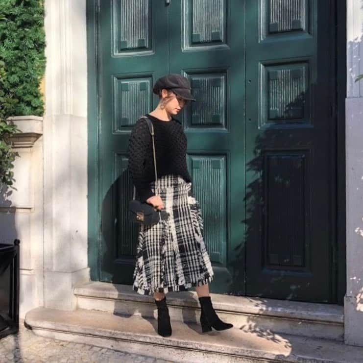 のインスタグラム：「﻿ ﻿ お気に入りのスカート ☽⋆ ﻿ ﻿ 長く着られる服がすき　🌲﻿ ﻿ ﻿ skirt… @cest_bon_de_saison  ﻿ casquette… @ca4la_official   ﻿」