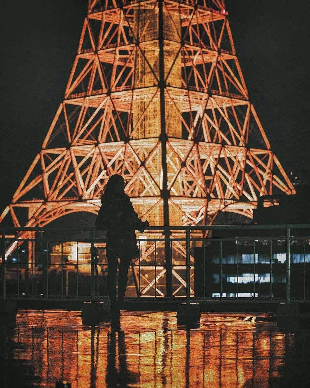 Berlin Tokyoさんのインスタグラム写真 - (Berlin TokyoInstagram)「Tokyo tower glowing in the sea of urban lights. . Which one is your favorite? . . . #Hellofrom #tokyotower #japan . @tokyotower_official @princeparktowertokyo」1月28日 22時03分 - tokio_kid