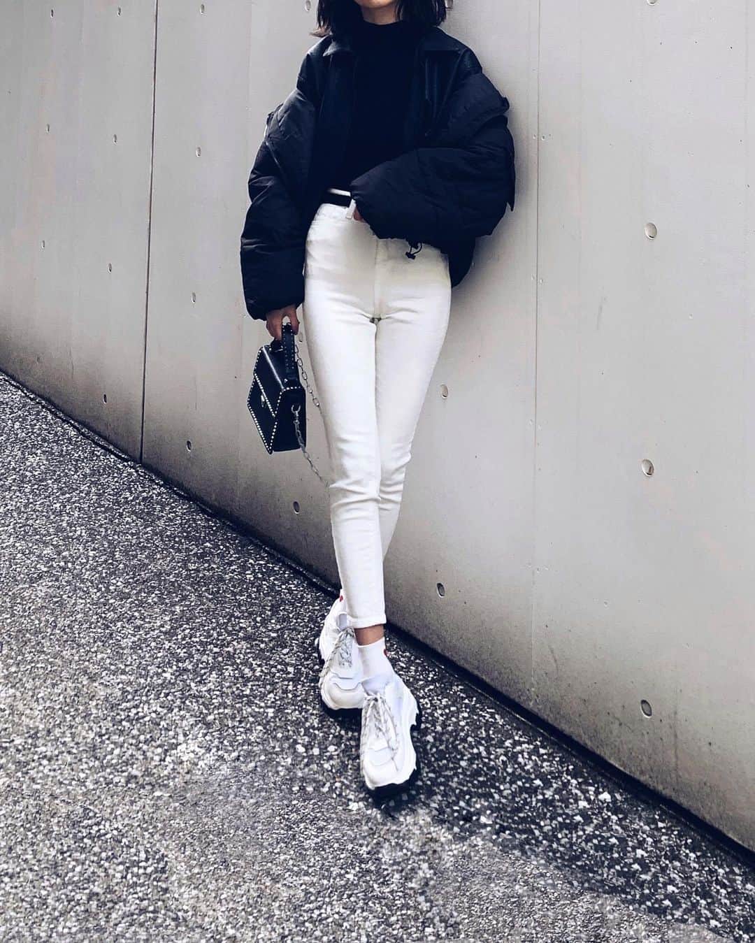 ALISA MATSUMURAさんのインスタグラム写真 - (ALISA MATSUMURAInstagram)「Style:) keep it simple…😎 . モノトーン×🧦❤️の気分だった日🖤🤍 . インナーが薄手のニットの場合 レザーをアウター中に着るのが好きです。暖かいし😀👌 . お疲れさまでしたー☕️♫ . #RULAHコーデ#RULAH_official#ホワイトスキニー#スニーカー#レザー#モノトーンコーデ#ダウン#カジュアル#ソックスコーデ#マリンキャップ#す」1月28日 22時04分 - alisa_raw