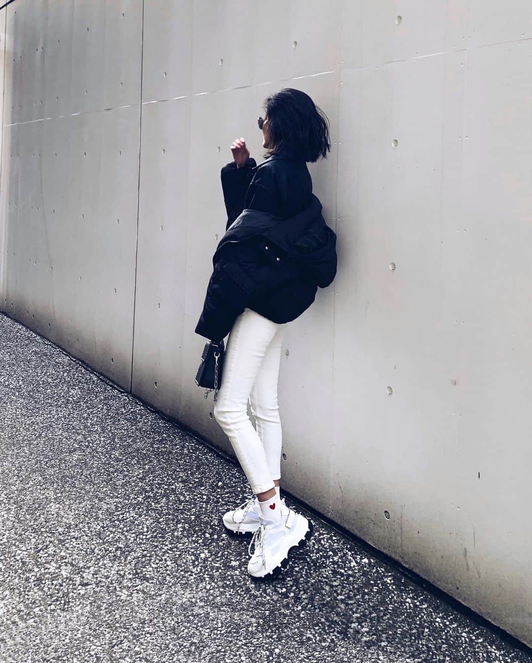 ALISA MATSUMURAさんのインスタグラム写真 - (ALISA MATSUMURAInstagram)「Style:) keep it simple…😎 . モノトーン×🧦❤️の気分だった日🖤🤍 . インナーが薄手のニットの場合 レザーをアウター中に着るのが好きです。暖かいし😀👌 . お疲れさまでしたー☕️♫ . #RULAHコーデ#RULAH_official#ホワイトスキニー#スニーカー#レザー#モノトーンコーデ#ダウン#カジュアル#ソックスコーデ#マリンキャップ#す」1月28日 22時04分 - alisa_raw