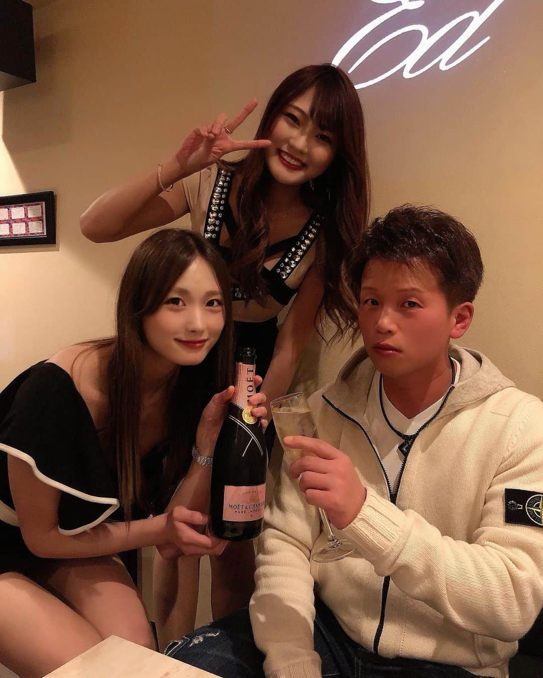 のインスタグラム：「お祝いありがとうございます♡🥂💕💗優しい♡ バイトちゃん💗写真撮ってくれてありがとう💕大好き〜  今日もエランドール営業中 ☃️ゆきやこんこん❄️ りりちゃんとみゆさん エランドール新メンバー🙌✨ 待ってるよーん♡わくわくこんこん💕💗❄️☃️ 12月はあっちゃんの birthdayお祝いしていただき本当にありがとうございました💓💕💗感謝いっぱいの birthdayになったよ🌷🌷🌷🌷🌷🌷🌷🌷🌷🌷🌷🌷🌷 配信にも来てくれてありがとー♥️ thank youです😭🙌✨💓 皆様から暖かいギフトをいただきまして 改めて本当にありがとうございます😭✨ 🌸🌸🌸🌸🌸🌸🌸🌸🌸🌸🌸🌸🌸 1月こそイチナナLive配信ちゃんと頑張りまーす‼︎‼︎ 皆様に毎日smile〜😚♥️届けられる様に 💕💗張り切って頑張りまーす🙌✨😭 ☺️なんだかんだ言って、私が1番〜 皆様に配信で元気頂いてます♪😙ﾍﾍ 🌼🌼🌼🌼🌼🌼🌼🌼🌼🌼🌼🌼🌼 いつもありがと〜って言えて 幸せな気分にさせて頂いているのは 私だぁ☺️😂💓💗🙌笑笑 💕🐝🌻☺️🌼🌈🤍エランドール🎷ＰＭ8:00-ＡＭ1:00です🚨ｴﾗﾝﾄﾞｰﾙ＆ﾀｰｹﾞｯﾄにも是非遊びに来てください〜✌️🐰💕🌻 　1月はエランドール《あさみさん》の お誕生日 ✨birthday月です1.11.です💛次の日は😳😳✨《わかなちゃんの》 birthdayです💗💕お祝いラッシュLUSHでーす！！✨おめでとう🎉💗ﾍﾍ 来てくれるだけで♥️ありがとー！！！！♥️ 素敵な birthdayになったよ✨💕😚感謝いっぱいです♥️ 👆ちなみにｴﾗﾝﾄﾞｰﾙが本業です✨ さやかは話すことがめちゃめちゃ大好き💕 なんだなぁってここ最近凄く感じてます‼︎ 毎日初めての出逢いにワクワク🎉ドキドキ💓 毎日オシャレして可愛いメンバーちゃんと一緒に元気に皆様のご来店をお待ちしております‼︎ さやか→🥸Instagram🍑📷♡https://www.instagram.com/ssayaka0904/ も🙌✨🎉1.8万人✨🙌なりました🙌 皆様チェックして頂き本当にありがとうございます☺️💕💗💓嬉しい😆thank you〜 改めて本当にありがとうございます😭✨ ♥️♥️♥️🎉♥️♥️♥️🎉♥️♥️♥️🎉♥️♥️♥️ 今後とも宜しくお願い致します🥺。 ⚠️イチナナLIVEアプリ⚠️ダウンロード無料です 《さやか０９０４》🐝検索 ⚠️毎朝6時から6時45分までやってます🐼🐼 😚もし良かったら毎朝待ってますよー！！☺️ #帯広エランドール #帯広E'lan d'or#帯広ラウンジ #帯広スナック#帯広snack #帯広 #十勝帯広 #帯広飲み屋 #帯広写真 #帯広ローヤルプラザビル #北海道 #帯広可愛い #帯広ホステス #帯広飲み放題 #帯広アルバイト募集#帯広アルバイト#帯広求人 #帯広おすすめ #帯広女の子#帯広バイト募集 #帯広オシャレ#帯広グルメ#帯広看板娘#帯広ダンス#帯広オフィスK#帯広祭り#帯広コスプレ#帯広イベント#帯広ターゲット」