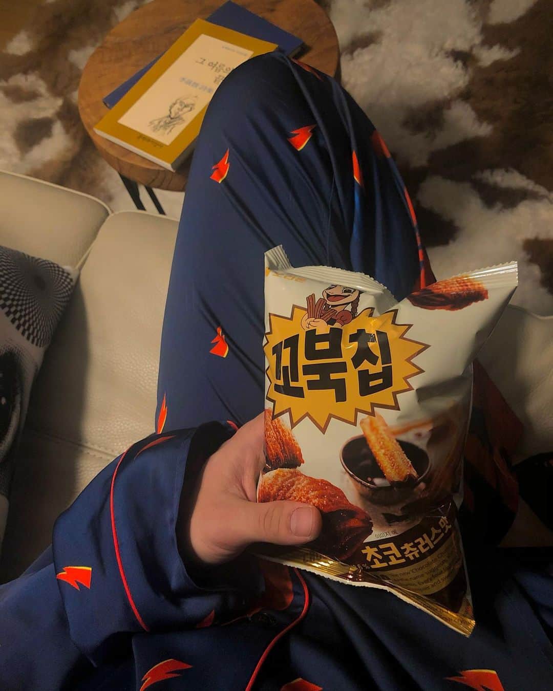 オン・ジュワンのインスタグラム：「#내돈내산#꼬북칩 날씨 추운날 참지못한 간식🐢」
