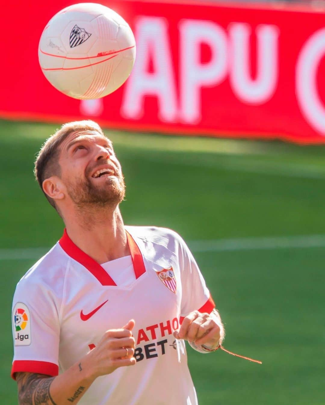 LFPさんのインスタグラム写真 - (LFPInstagram)「🆕❤️⚽️ @papugomez_official was unveiled as a new @sevillafc player!  🆕❤️⚽️ ¡#PapuGomez ha sido presentado como nuevo jugador del #SevillaFC!  #LaLiga #LaLigaSantander #LaLigaTransfers #HayQueVivirla #YouHaveToLiveIt #Football」1月28日 22時08分 - laliga