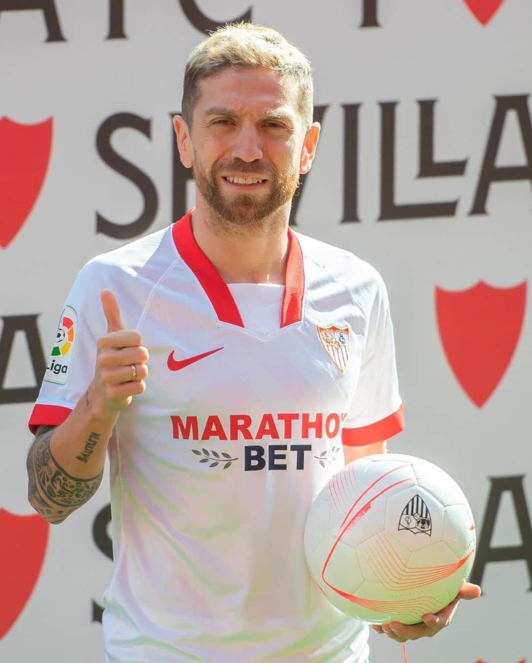 LFPさんのインスタグラム写真 - (LFPInstagram)「🆕❤️⚽️ @papugomez_official was unveiled as a new @sevillafc player!  🆕❤️⚽️ ¡#PapuGomez ha sido presentado como nuevo jugador del #SevillaFC!  #LaLiga #LaLigaSantander #LaLigaTransfers #HayQueVivirla #YouHaveToLiveIt #Football」1月28日 22時08分 - laliga