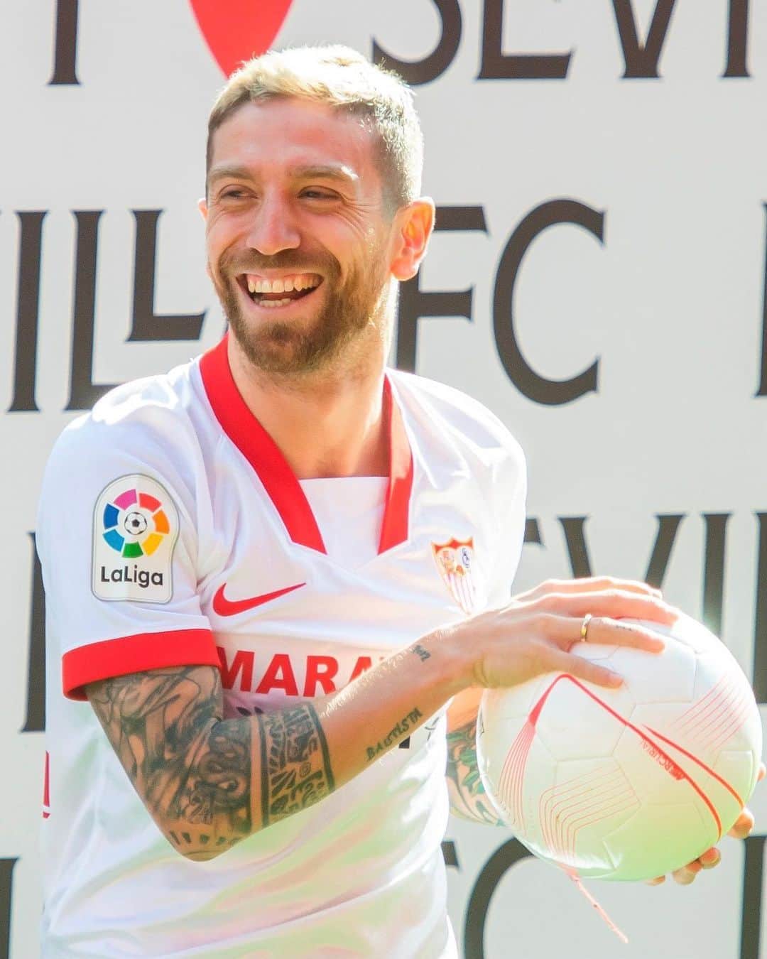 LFPさんのインスタグラム写真 - (LFPInstagram)「🆕❤️⚽️ @papugomez_official was unveiled as a new @sevillafc player!  🆕❤️⚽️ ¡#PapuGomez ha sido presentado como nuevo jugador del #SevillaFC!  #LaLiga #LaLigaSantander #LaLigaTransfers #HayQueVivirla #YouHaveToLiveIt #Football」1月28日 22時08分 - laliga
