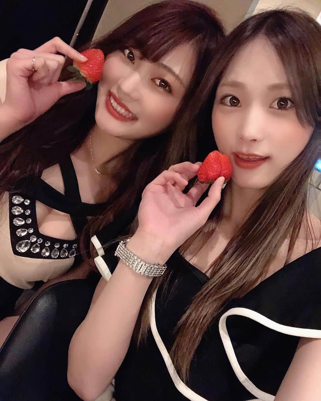 のインスタグラム：「🍓 今日もエランドール営業中 ☃️ゆきやこんこん❄️ りりちゃんとみゆさん エランドール新メンバー🙌✨ 待ってるよーん♡わくわくこんこん💕💗❄️☃️ 12月はあっちゃんの birthdayお祝いしていただき本当にありがとうございました💓💕💗感謝いっぱいの birthdayになったよ🌷🌷🌷🌷🌷🌷🌷🌷🌷🌷🌷🌷🌷 配信にも来てくれてありがとー♥️ thank youです😭🙌✨💓 皆様から暖かいギフトをいただきまして 改めて本当にありがとうございます😭✨ 🌸🌸🌸🌸🌸🌸🌸🌸🌸🌸🌸🌸🌸 1月こそイチナナLive配信ちゃんと頑張りまーす‼︎‼︎ 皆様に毎日smile〜😚♥️届けられる様に 💕💗張り切って頑張りまーす🙌✨😭 ☺️なんだかんだ言って、私が1番〜 皆様に配信で元気頂いてます♪😙ﾍﾍ 🌼🌼🌼🌼🌼🌼🌼🌼🌼🌼🌼🌼🌼 いつもありがと〜って言えて 幸せな気分にさせて頂いているのは 私だぁ☺️😂💓💗🙌笑笑 💕🐝🌻☺️🌼🌈🤍エランドール🎷ＰＭ8:00-ＡＭ1:00です🚨ｴﾗﾝﾄﾞｰﾙ＆ﾀｰｹﾞｯﾄにも是非遊びに来てください〜✌️🐰💕🌻 　1月はエランドール《あさみさん》の お誕生日 ✨birthday月です1.11.です💛次の日は😳😳✨《わかなちゃんの》 birthdayです💗💕お祝いラッシュLUSHでーす！！✨おめでとう🎉💗ﾍﾍ 来てくれるだけで♥️ありがとー！！！！♥️ 素敵な birthdayになったよ✨💕😚感謝いっぱいです♥️ 👆ちなみにｴﾗﾝﾄﾞｰﾙが本業です✨ さやかは話すことがめちゃめちゃ大好き💕 なんだなぁってここ最近凄く感じてます‼︎ 毎日初めての出逢いにワクワク🎉ドキドキ💓 毎日オシャレして可愛いメンバーちゃんと一緒に元気に皆様のご来店をお待ちしております‼︎ さやか→🥸Instagram🍑📷♡https://www.instagram.com/ssayaka0904/ も🙌✨🎉1.8万人✨🙌なりました🙌 皆様チェックして頂き本当にありがとうございます☺️💕💗💓嬉しい😆thank you〜 改めて本当にありがとうございます😭✨ ♥️♥️♥️🎉♥️♥️♥️🎉♥️♥️♥️🎉♥️♥️♥️ 今後とも宜しくお願い致します🥺。 ⚠️イチナナLIVEアプリ⚠️ダウンロード無料です 《さやか０９０４》🐝検索 ⚠️毎朝6時から6時45分までやってます🐼🐼 😚もし良かったら毎朝待ってますよー！！☺️ #帯広エランドール #帯広E'lan d'or#帯広ラウンジ #帯広スナック#帯広snack #帯広 #十勝帯広 #帯広飲み屋 #帯広写真 #帯広ローヤルプラザビル #北海道 #帯広可愛い #帯広ホステス #帯広飲み放題 #帯広アルバイト募集#帯広アルバイト#帯広求人 #帯広おすすめ #帯広女の子#帯広バイト募集 #帯広オシャレ#帯広グルメ#帯広看板娘#帯広ダンス#帯広オフィスK#帯広祭り#帯広コスプレ#帯広イベント#帯広ターゲット」