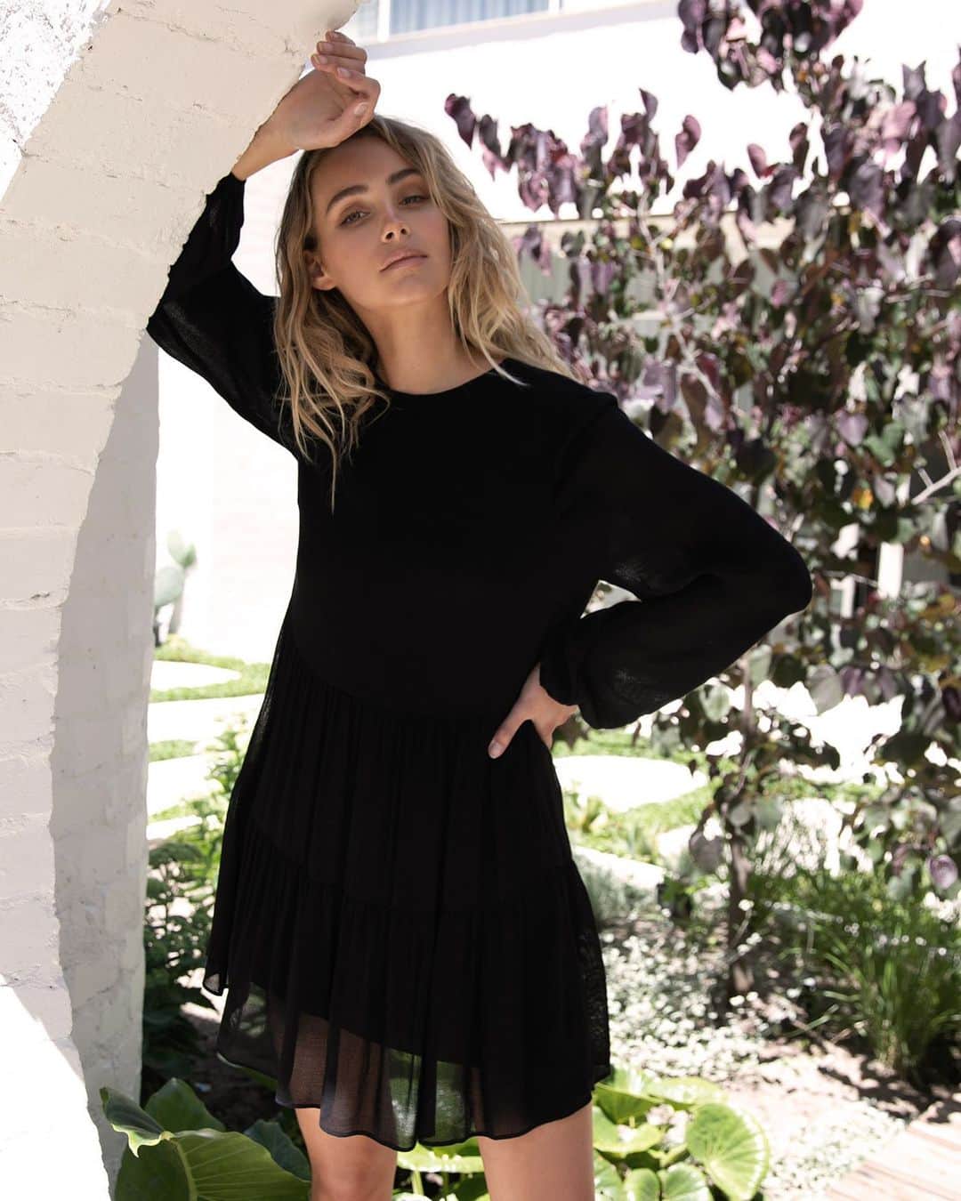 クーカイのインスタグラム：「Julia, la petite robe noire indémodable a shopper de toute urgence.   #kookai #newco #PE21 #dress」