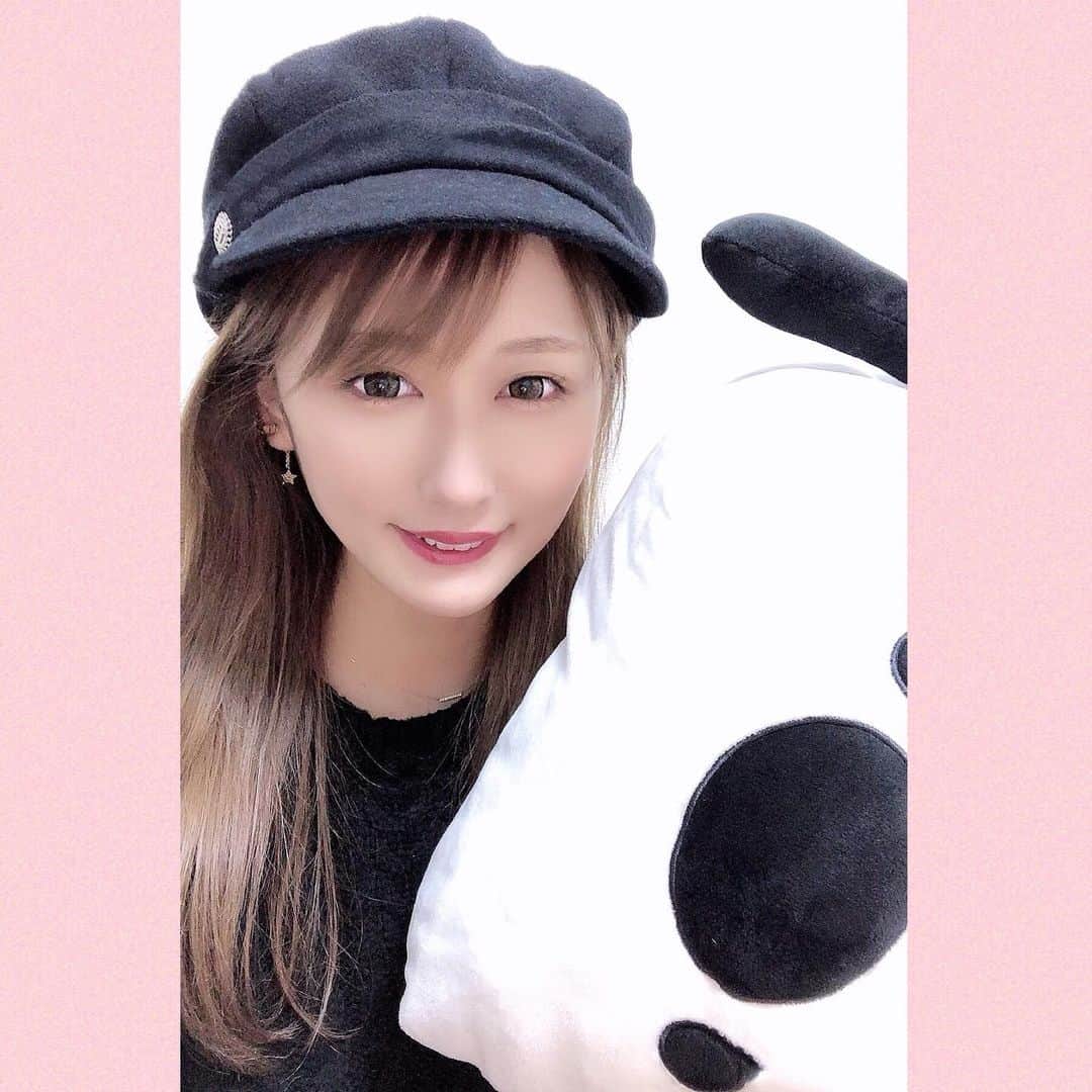 のインスタグラム：「進撃の巨人みてる☺️  . 旦那から貰ったピアス可愛いいいい⭐️  .  #進撃の巨人#星ピアス#dior#Hulu」