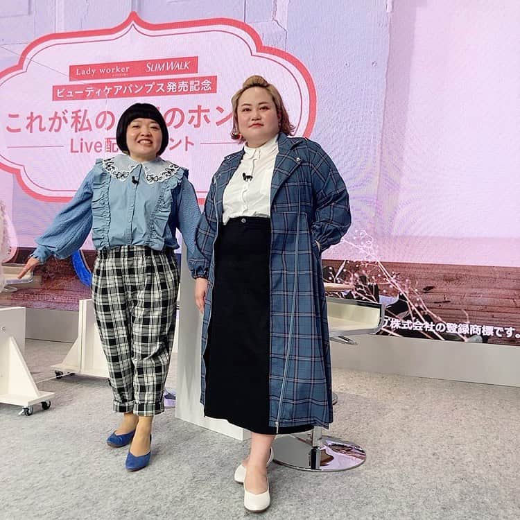 おかずクラブさんのインスタグラム写真 - (おかずクラブInstagram)「#ladyworker こんばんは〜❄️ スタイリストのAyumiです！ 先程まで生配信してた、Lady workerさんのパンプスを着用した衣裳です👚👗👠  オカリナ⭕️ ブルー切り替えブラウス👉🏻 jouetie @jouetie_official  チェックパンツ👉🏻ZOZOで買ったよ @zozotown  パンスト👉🏻Slim work @slimwalk_pip  Light blue パンプス👉🏻Lady worker @ladyworker_official  付け襟👉🏻スタイリスト私物  ゆいP⭕️ チェックライダースコート👉🏻jouetie @jouetie_official  黒タイトスカート👉🏻PUNYUS @punyus  Whiteパンプス👉🏻Lady worker @ladyworker_official  その他👉🏻スタイリスト私物  Styled by @ayumiii_rockcut   配信中にもコーディネートのポイントを話してたのですが、基本的におかずクラブさんは普段から、なんとなくリンクさせる事が多く、今回も違う色のパンプスに合わせるスタイリングではありますが、なんとなく統一感を出しました！ 2人とも入ってる色は、ブルー、白、黒と、基本この3色で、柄をチェックのしたりして合わせました！  オカリナさんはいつもの雰囲気に近いアイテムではありますが、足元がパンスト×パンプスと綺麗めな要素もあるので、服のカラーは抑えつつ、でもいつものオカリナさんっぽさが出るようにしました！ ブラウスの素材感もちょっと大人っぽい感じにし、パンツはチェックだけどモノトーンで控えめにして、パンプスのブルーが目立つ感じです！ ゆいPさんは、いつもロックっぽい雰囲気の衣裳が多いのですが、今回は足元が白のパンプスとかなり上品な感じだったので、インナーはものすごくシンプルにしました！ スカートもタイトめな感じで、いつもは重めのブーツとかですが、ゆいPさんは足首結構細いので、スカート丈はそれが1番目立つ丈にしました！ でも、髪色も結構明るいし、ただ上品なだけじゃゆいPさんっぽくないので、襟元がライダースになってるチェックの羽織りで、いつもの雰囲気も忘れずに！！ そして上に羽織る事で、縦のラインも出来て、スッキリと！！ オカリナさんがパンツスタイル、ゆいPさんがスカートスタイルで！！  本当に履きやすく、歩きやすかったみたいで、2人とも普段でも履ける！！と喜んでおりました🥿  明日から1ヶ月間、見逃し配信もあるみたいなので、今日見れなかった方はチェックしてくださいな💪🏻  #おかずクラブ #okazugram」1月28日 22時11分 - okazu_club