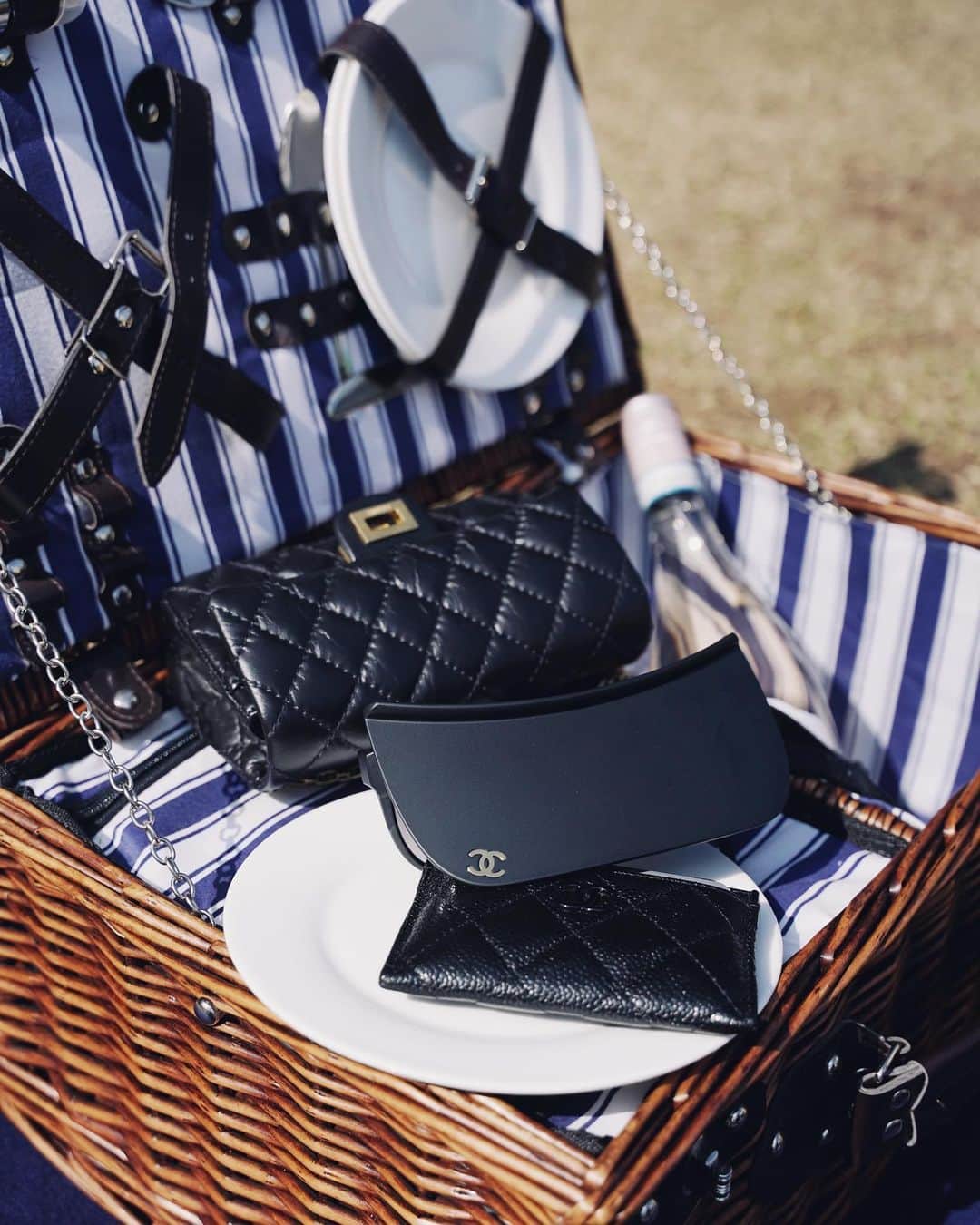 Christoffer Chengのインスタグラム：「What’s on my plate, you asked ? @chanelofficial」
