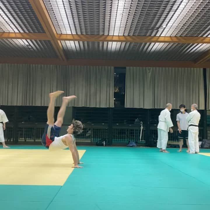 才川コージのインスタグラム：「小技遊び🐒  #tricking #training #backflip #street」