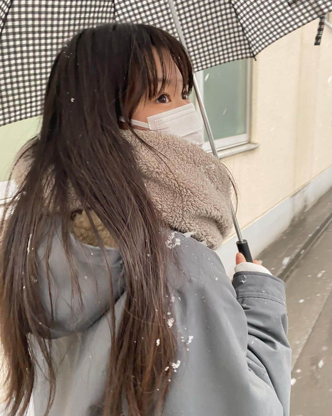 佐藤寧音さんのインスタグラム写真 - (佐藤寧音Instagram)「今日は雪が降ってましたね🤍 わたし傘さすの下手すぎません？？ 雪でズボンがべちゃべちゃだ、」1月28日 22時14分 - s.ne_310