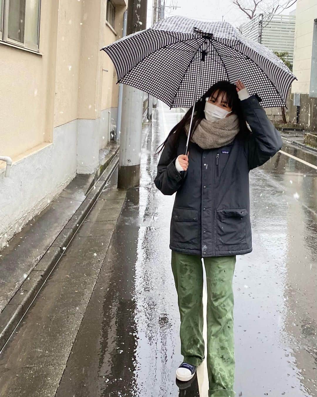 佐藤寧音のインスタグラム：「今日は雪が降ってましたね🤍 わたし傘さすの下手すぎません？？ 雪でズボンがべちゃべちゃだ、」