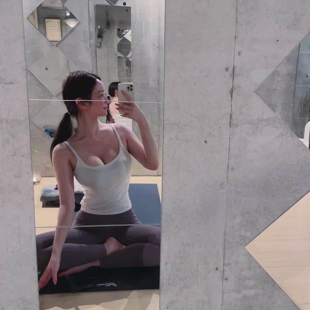 natsu_772のインスタグラム：「healing day♡ personal yoga🧘‍♀️✨  去年からリモートワークや 運動不足が増えてなんとなく 体調不良だったり呼吸が浅かったり💤 眠りの質が良くないなぁと と感じることが多くなったので 今年からまた再開することにしました🌿  日々忙しくストレスを感じる人こそ、 しっかりと自分と身体と向き合う時間を 作ってあげる事がとても大切だと思いました🕊  private空間で先生とワンツーマンLesson なので、ストレスなく心も身体も癒されました✨ 毎週しっかり通うのが目標☝️  #yogalife」