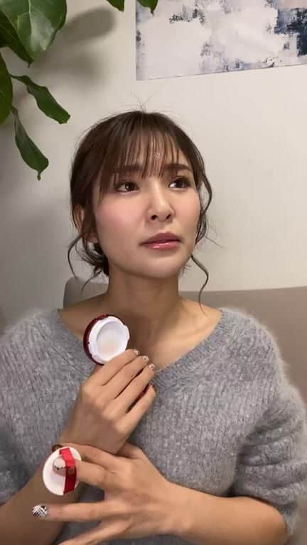 のインスタグラム：「艶肌春先取りメイク @ginzastefany タイアップLIVE✨✨ . . 今日は噛みっかみでごめんやで😂😭🙏💦 手元もゆるいみたい😂 どうしたんだろ？？笑😭😭😭」