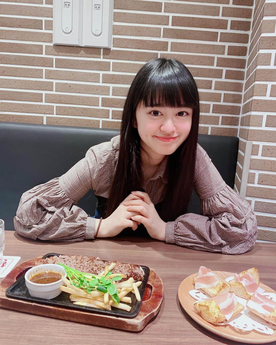 星ゆりかのインスタグラム：「久しぶりにママとご飯食べに行ったよ🥰ママと半分こ!!  外食最近は全然しないけど感染症対策しっかりしてるの凄いよね…!!色んな人に感謝😌💗」