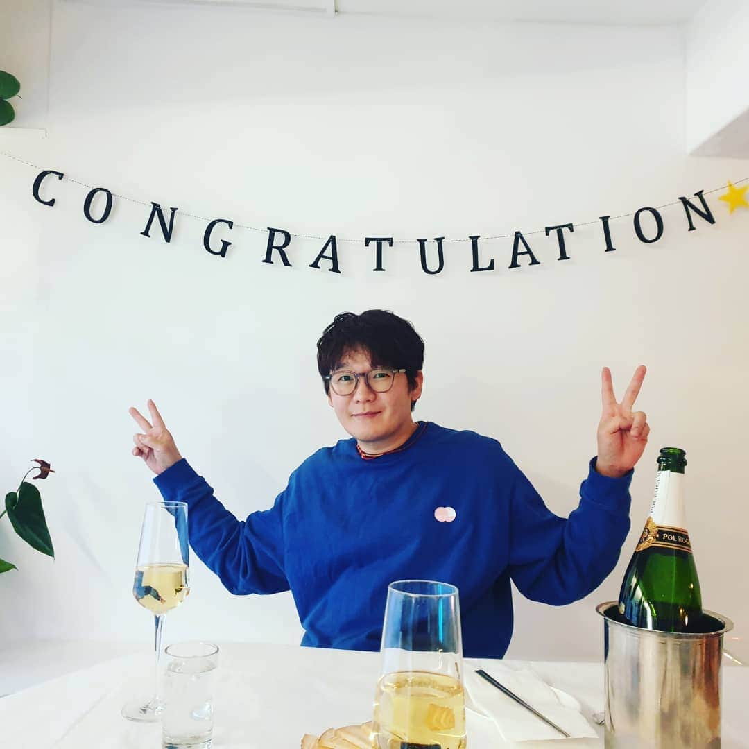 キム・ガンヒョンのインスタグラム：「지인이 축하해줬어요~~ 잘해 볼께요^^ 오늘아님~ 셀트리온식구들도 고마웠어요~ 좋은인연... #SWMP #배우김강현 #변희봉선생님 #박해일」