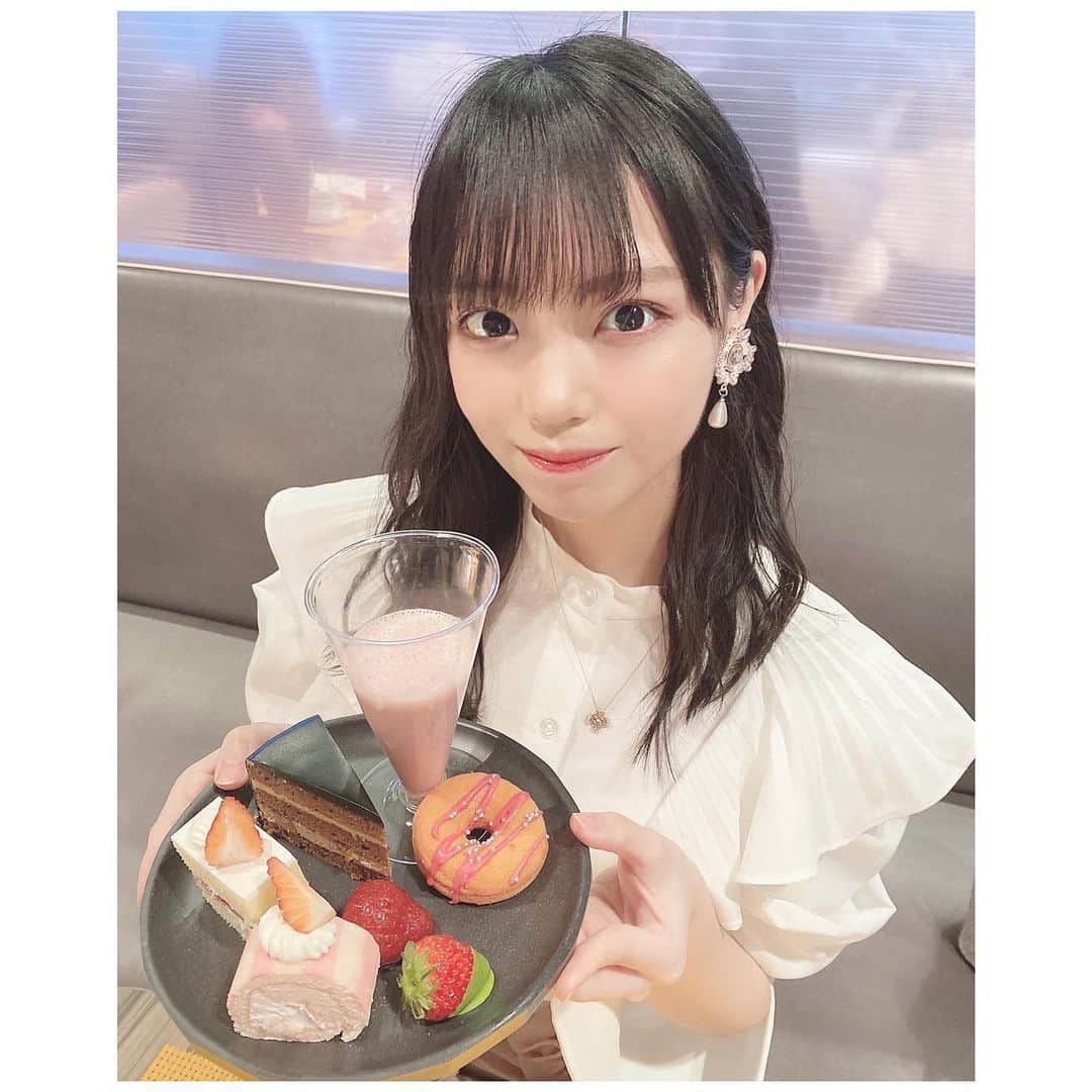 岩田陽菜さんのインスタグラム写真 - (岩田陽菜Instagram)「いちごのブッフェで幸せいっぱい🍓🍓🍓﻿ ﻿ 苺×ショコラ のブッフェでした🍓🍫﻿ ﻿ #いちご#苺#strawberry#ショコラ#チョコレート#いちごブッフェ#chocolate#いちごスイーツ#buffet﻿ #広島#anaクラウンプラザホテル広島﻿ ﻿ #tops#snidel#ヘアアレンジ#巻き髪」1月28日 22時29分 - hina_naso_stu48