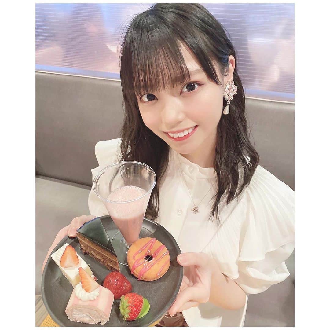 岩田陽菜さんのインスタグラム写真 - (岩田陽菜Instagram)「いちごのブッフェで幸せいっぱい🍓🍓🍓﻿ ﻿ 苺×ショコラ のブッフェでした🍓🍫﻿ ﻿ #いちご#苺#strawberry#ショコラ#チョコレート#いちごブッフェ#chocolate#いちごスイーツ#buffet﻿ #広島#anaクラウンプラザホテル広島﻿ ﻿ #tops#snidel#ヘアアレンジ#巻き髪」1月28日 22時29分 - hina_naso_stu48