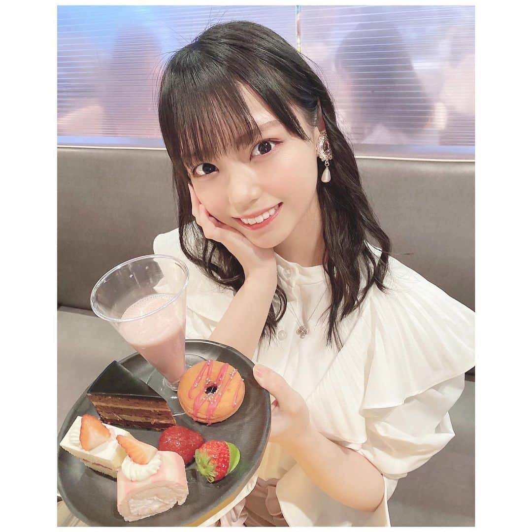 岩田陽菜さんのインスタグラム写真 - (岩田陽菜Instagram)「いちごのブッフェで幸せいっぱい🍓🍓🍓﻿ ﻿ 苺×ショコラ のブッフェでした🍓🍫﻿ ﻿ #いちご#苺#strawberry#ショコラ#チョコレート#いちごブッフェ#chocolate#いちごスイーツ#buffet﻿ #広島#anaクラウンプラザホテル広島﻿ ﻿ #tops#snidel#ヘアアレンジ#巻き髪」1月28日 22時29分 - hina_naso_stu48