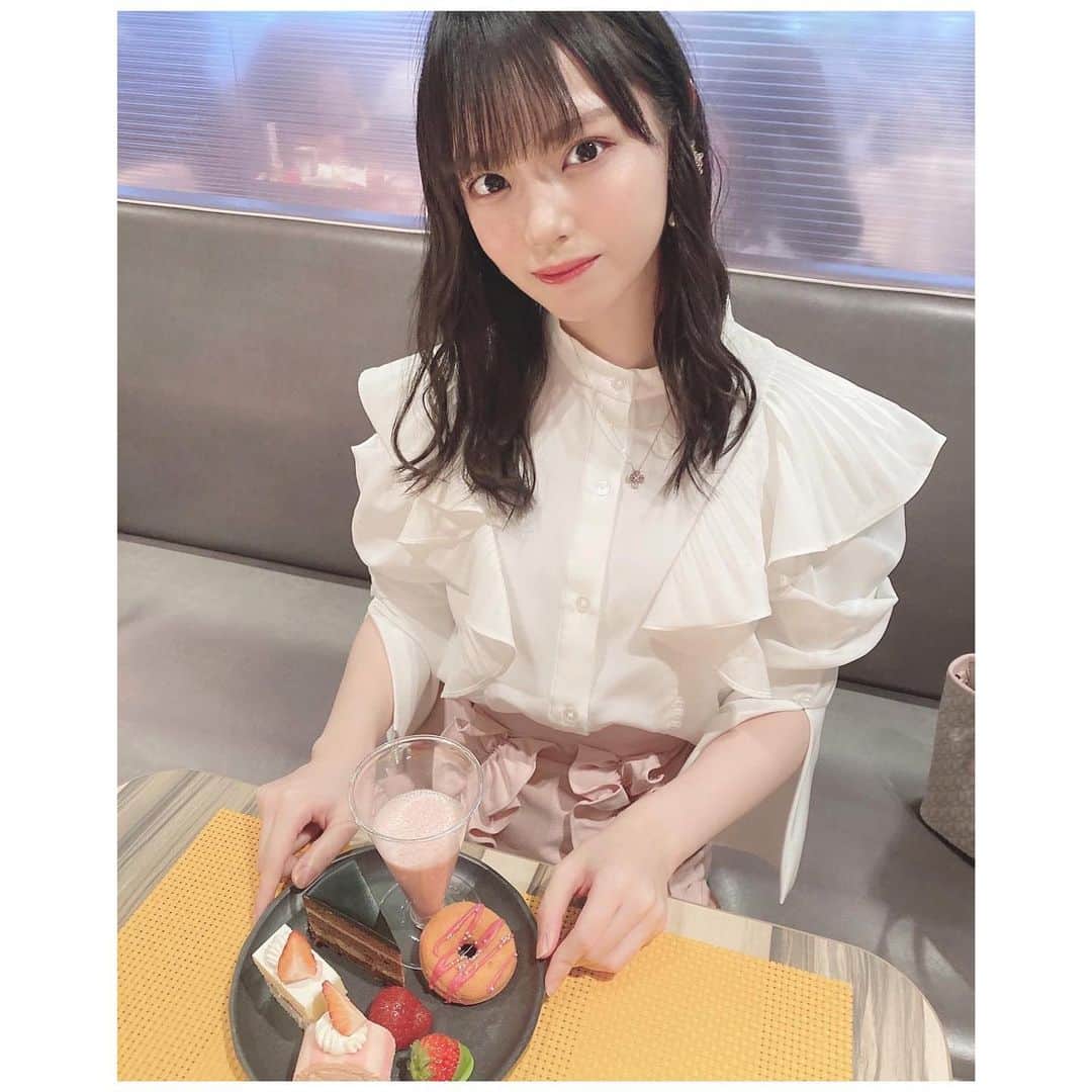 岩田陽菜さんのインスタグラム写真 - (岩田陽菜Instagram)「いちごのブッフェで幸せいっぱい🍓🍓🍓﻿ ﻿ 苺×ショコラ のブッフェでした🍓🍫﻿ ﻿ #いちご#苺#strawberry#ショコラ#チョコレート#いちごブッフェ#chocolate#いちごスイーツ#buffet﻿ #広島#anaクラウンプラザホテル広島﻿ ﻿ #tops#snidel#ヘアアレンジ#巻き髪」1月28日 22時29分 - hina_naso_stu48