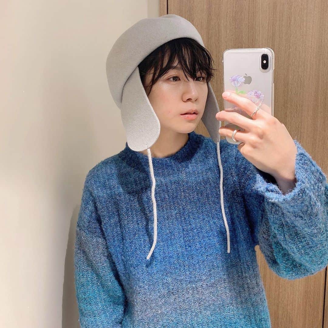 光永さんのインスタグラム写真 - (光永Instagram)「今日の銀座コーデ。雨に向いてないオシャレしてました😂✨ このベレー帽被ってたら、いつもどこのと聞かれる🐶💕✨ あと、このニットの色味もかわいいよやぁ☺️ . ベレー帽：#override ニット：#17kg  スカート：#MINELAL パンプス：#UNITEDTOKYO アウター：#cherie バッグ：#zatchels . . #ootd #todayscode #ベレー帽 #白スカート #レイヤード #青ニット」1月28日 22時29分 - hinata_official__
