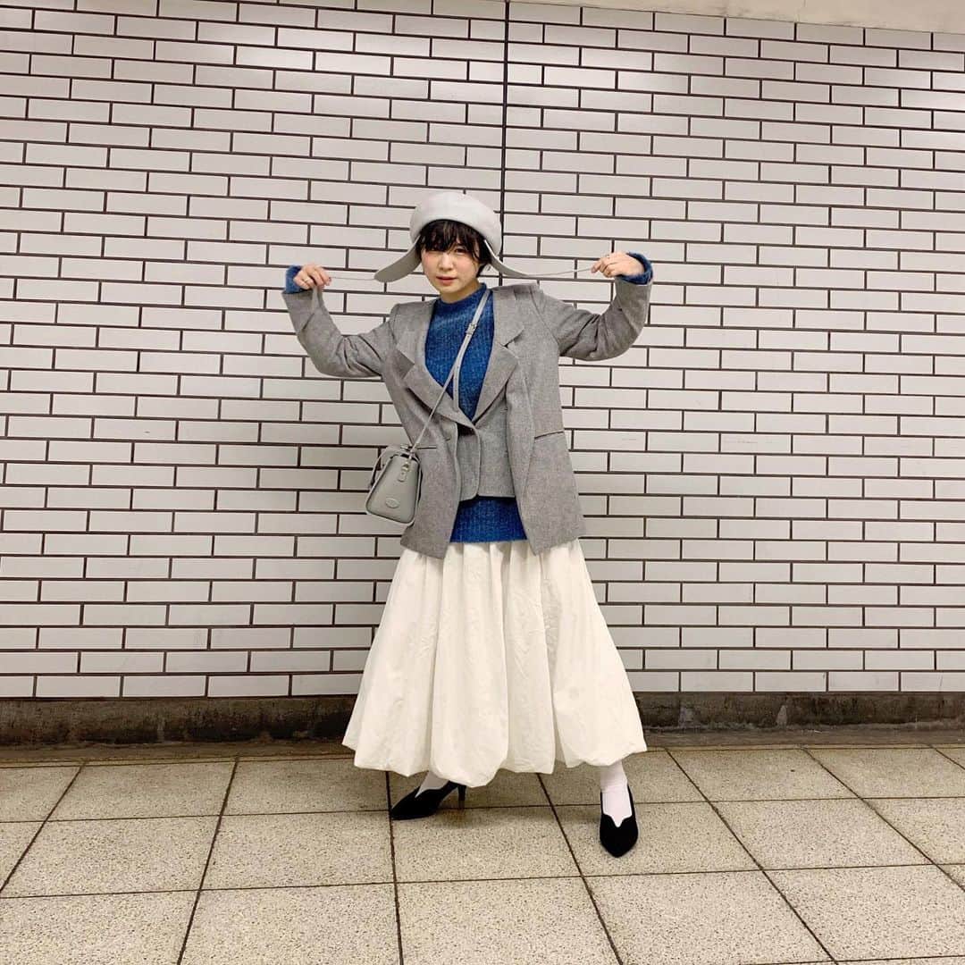 光永さんのインスタグラム写真 - (光永Instagram)「今日の銀座コーデ。雨に向いてないオシャレしてました😂✨ このベレー帽被ってたら、いつもどこのと聞かれる🐶💕✨ あと、このニットの色味もかわいいよやぁ☺️ . ベレー帽：#override ニット：#17kg  スカート：#MINELAL パンプス：#UNITEDTOKYO アウター：#cherie バッグ：#zatchels . . #ootd #todayscode #ベレー帽 #白スカート #レイヤード #青ニット」1月28日 22時29分 - hinata_official__