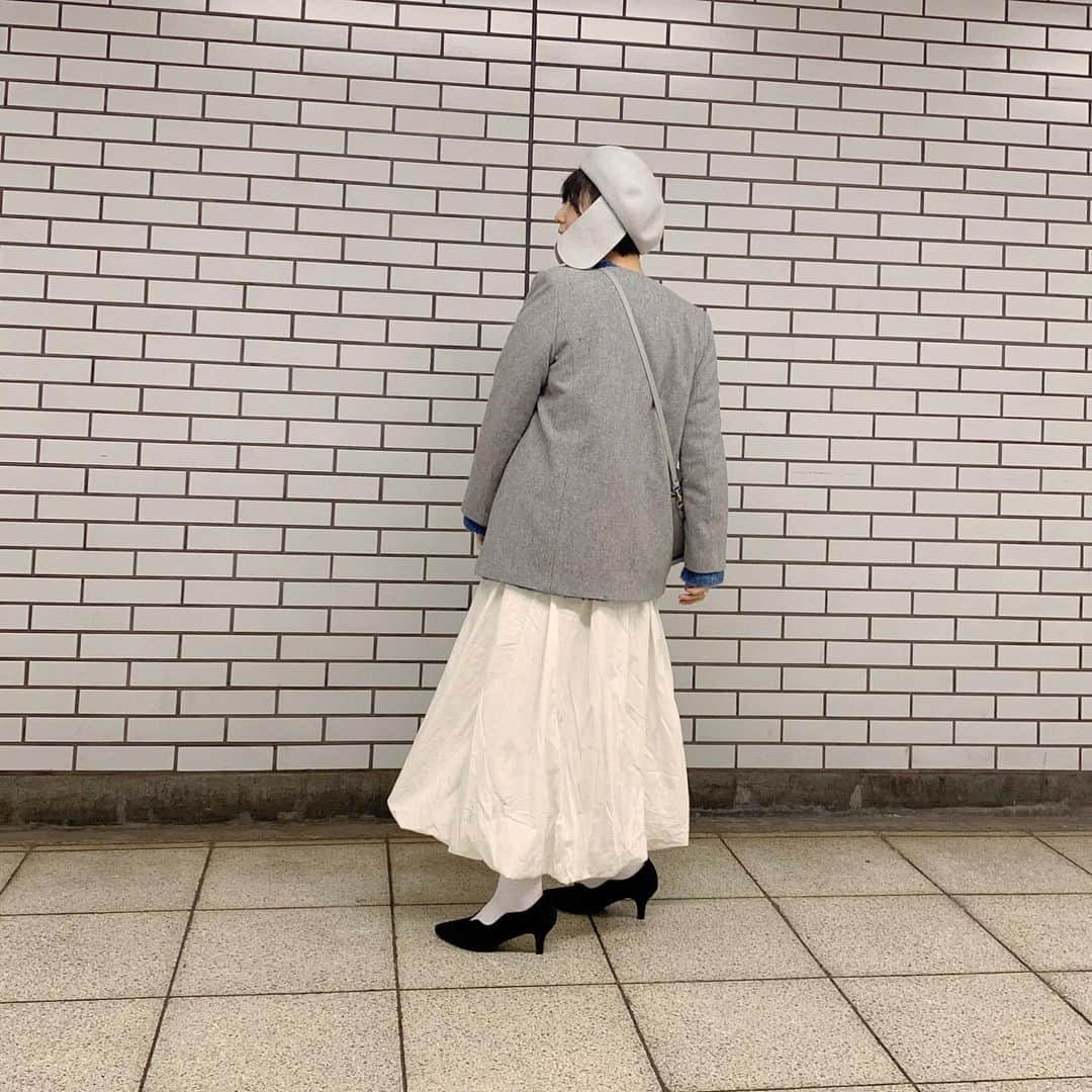 光永さんのインスタグラム写真 - (光永Instagram)「今日の銀座コーデ。雨に向いてないオシャレしてました😂✨ このベレー帽被ってたら、いつもどこのと聞かれる🐶💕✨ あと、このニットの色味もかわいいよやぁ☺️ . ベレー帽：#override ニット：#17kg  スカート：#MINELAL パンプス：#UNITEDTOKYO アウター：#cherie バッグ：#zatchels . . #ootd #todayscode #ベレー帽 #白スカート #レイヤード #青ニット」1月28日 22時29分 - hinata_official__
