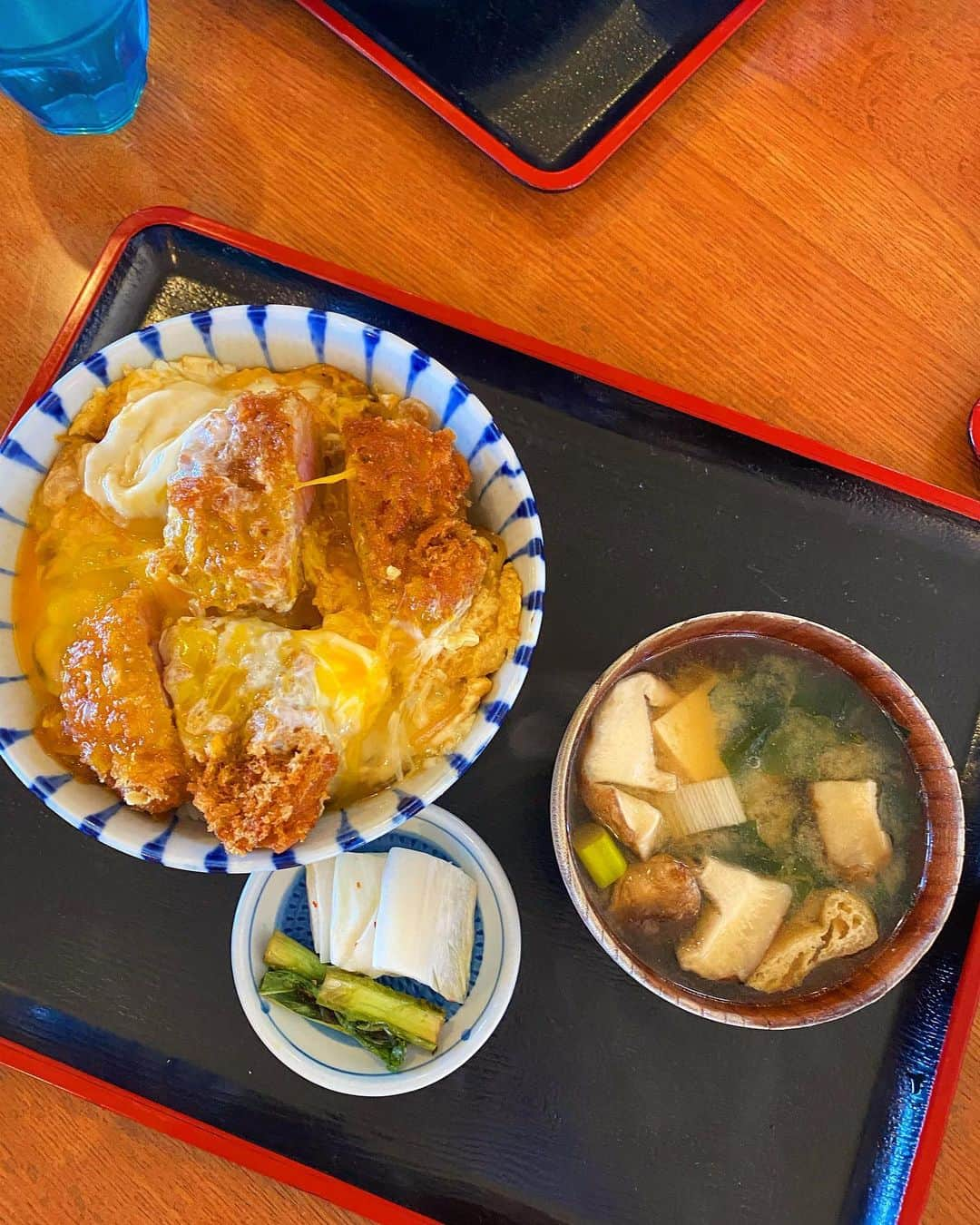 岩根沙恵子?さえみるさんのインスタグラム写真 - (岩根沙恵子?さえみるInstagram)「🍽撮影の前の腹ごしらえ🤤💓 ベスト３に入る🙌🏼ヒレカツ丼！！ . マイペースで食べるのも遅い私が ちょー速攻で完食したの😂❤️ それくらい美味しくて美味しくて••• お肉も柔らかくてほわほわで卵も最高すぎて🤤💖💗 . ディレクターさんのおすすめで 連れて行ってもらったのだけど••• またすぐ食べたい、忘れられない味❤️ . メニューも豊富だけど、 きっとまたヒレカツ丼食べる🥺💓 . ３枚目はカメラマンさんの 厚切りカツ丼！！🤣すごいボリュームでした⭐️ . 長野県だからスキー行く時にでも！ もう絶対行って欲しいです❤︎ . 📍関英ドライブイン 長野県下高井郡山ノ内町大字平穏4168 . ⚠️泣いた次の日でまだ目が腫れてる😭w . #関英ドライブイン #ヒレカツ丼 #ヒレカツ #ヒレカツ弁当 #長野ランチ #長野県グルメ #長野グルメ #naganogram #naganogroumet #長野県 #naganolunch #長野グルメ #長野県ランチ #sekieidrivein #drivein #naganojapan #nagano #たべすたぐらむ #飯テログラム #飯テロ #おすすめランチ #ひれかつ #カツ丼好き #忘れられない味 #撮影前 #腹ごしらえ #管理栄養士 #スキー女子 #長野スキー場 #ski #スキー」1月28日 22時32分 - saemiltiii