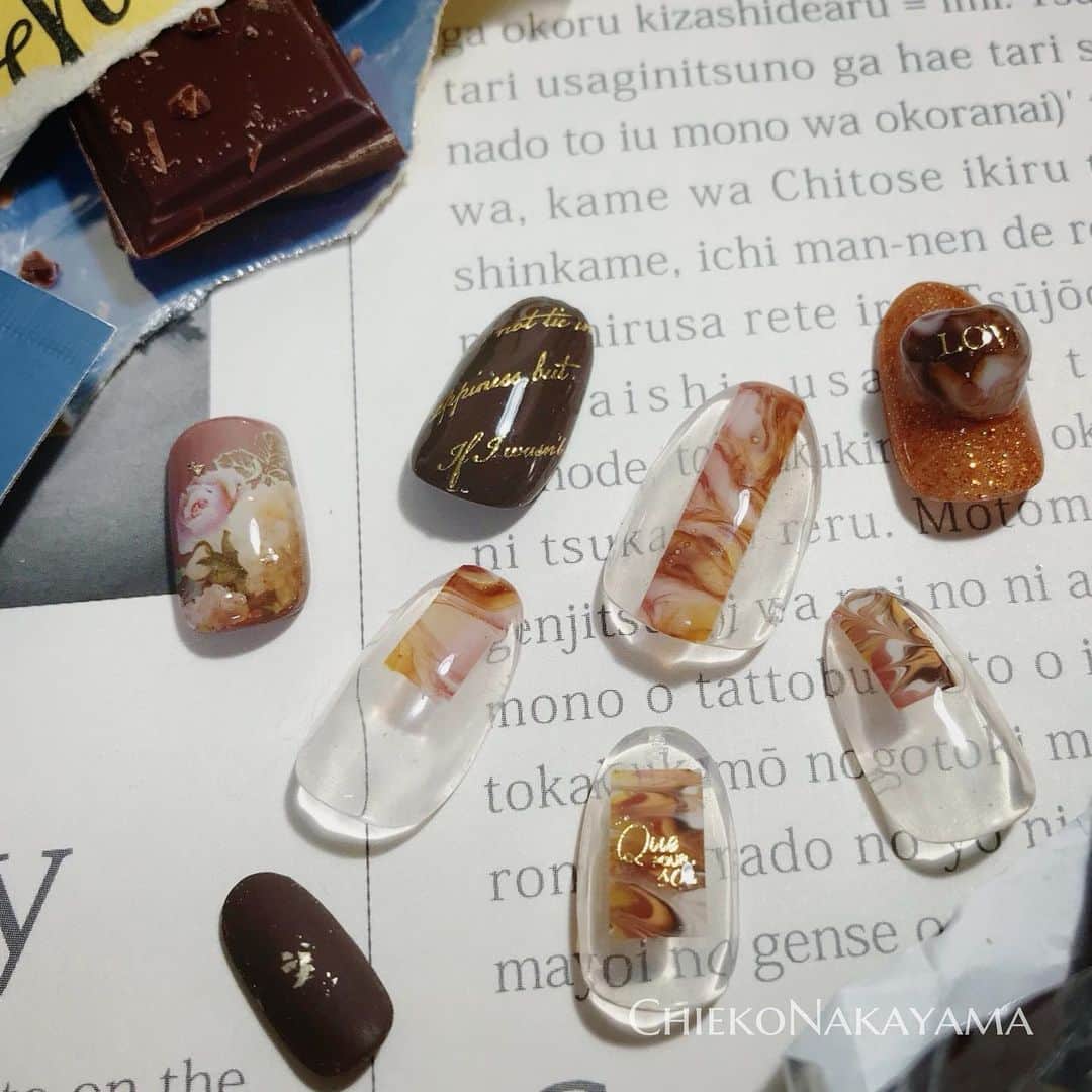 なかやまちえこのインスタグラム：「marble chocolate🍫⠀ ⠀ 今回使用したのは、 カラージェルは、PREGELex 877 スモーキーキャメル、 PREGEL Muse S083シアーホワイト、S210クリアハニー、M318シエスタブラウン、M093ダークビター、S350モードクリムソン  PREGEL キャンジェル（未硬化ジェルの出ないノンワイプトップ）、スカルプ&トップ  Betty gel クリスタルトップ  きまぐれキャット ステッカー です✨⠀ ⠀  PREGEL・Betty gel・きまぐれキャット・PREANFA・PREXY商品は、⠀ ネイリストの方は↓ ⠀ プリモール @nail_premall ⠀ http://gelnailshop.com/ ⠀ ⠀ キャンディポケット @candypocket_official ⠀ http://www.beautysupport.jp/sm/script_main/shoptop.php ⠀ ⠀ セルフの方は↓ ⠀ ジョイアート @joyartofficial ⠀ http://joyart.biz/ ⠀ ⠀ にて購入頂けます☺️⠀⠀  @pregelofficial @bettygel_official @prexyofficial @kimagure_cat_whim  #nail #nails #nailart #ネイル #美甲 #ネイルアート  #japanesenailart #manucure #japanesenails #manicurist #gelnails #أظافر #네일아트 #미용 #vẽmóng #ngườiđẹp  #เพ้นท์เล็บ #искусствоногтя #artedeuñas #เพ้นท์เล็บเจล #ジェルネイルデザイン #ネイルデザイン #senikuku #nagelkunst #valentinenails #バレンタインネイル #バレンタイン #valentine #チョコレートネイル #chocolatenails」