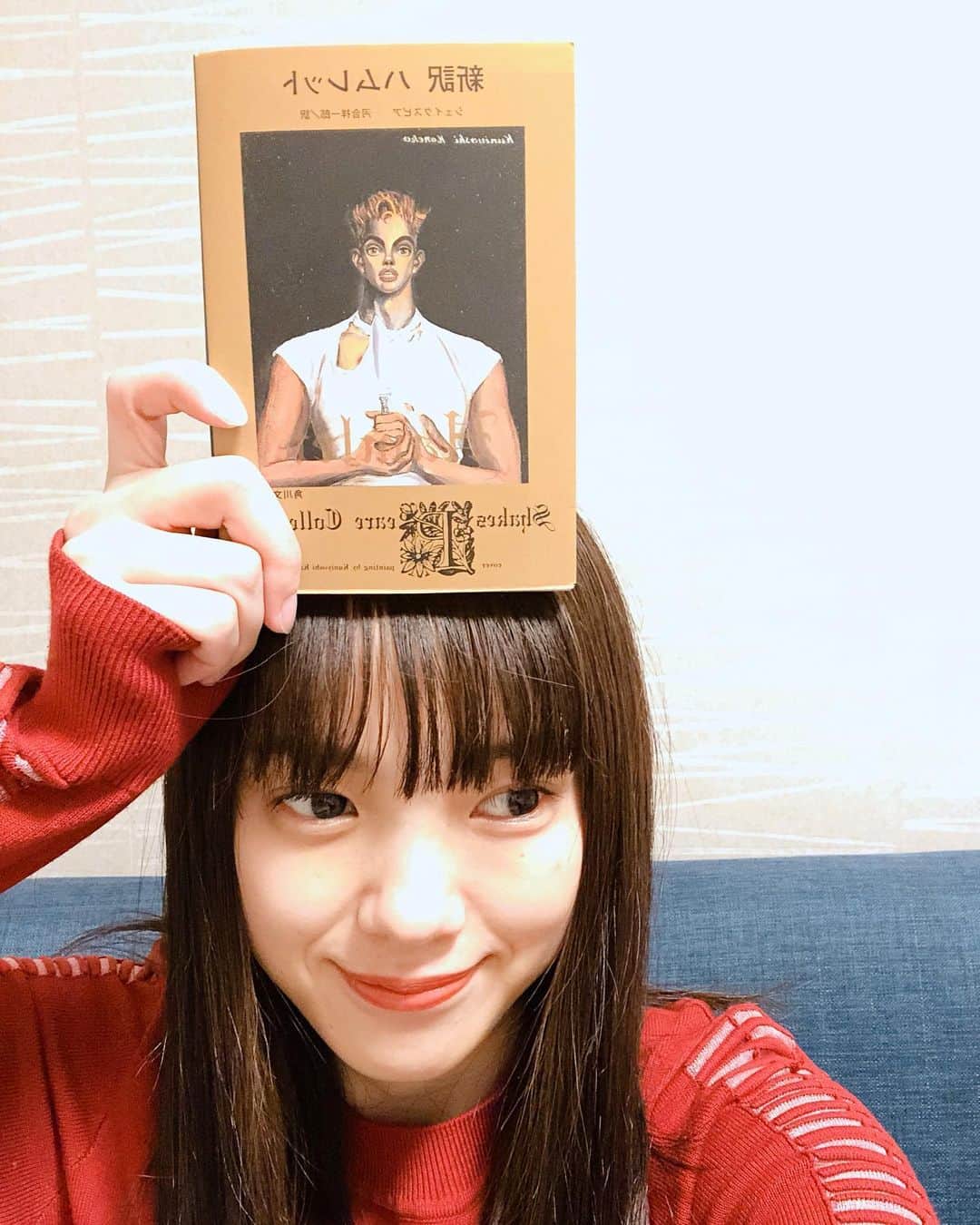 中山来未のインスタグラム：「【ハムレット】 先輩がこの本には触れてほしいって まさかのﾌﾟﾚｾﾞﾝﾄ🐠 #ﾎﾞﾛﾎﾞﾛになるまで読む @masaru800」