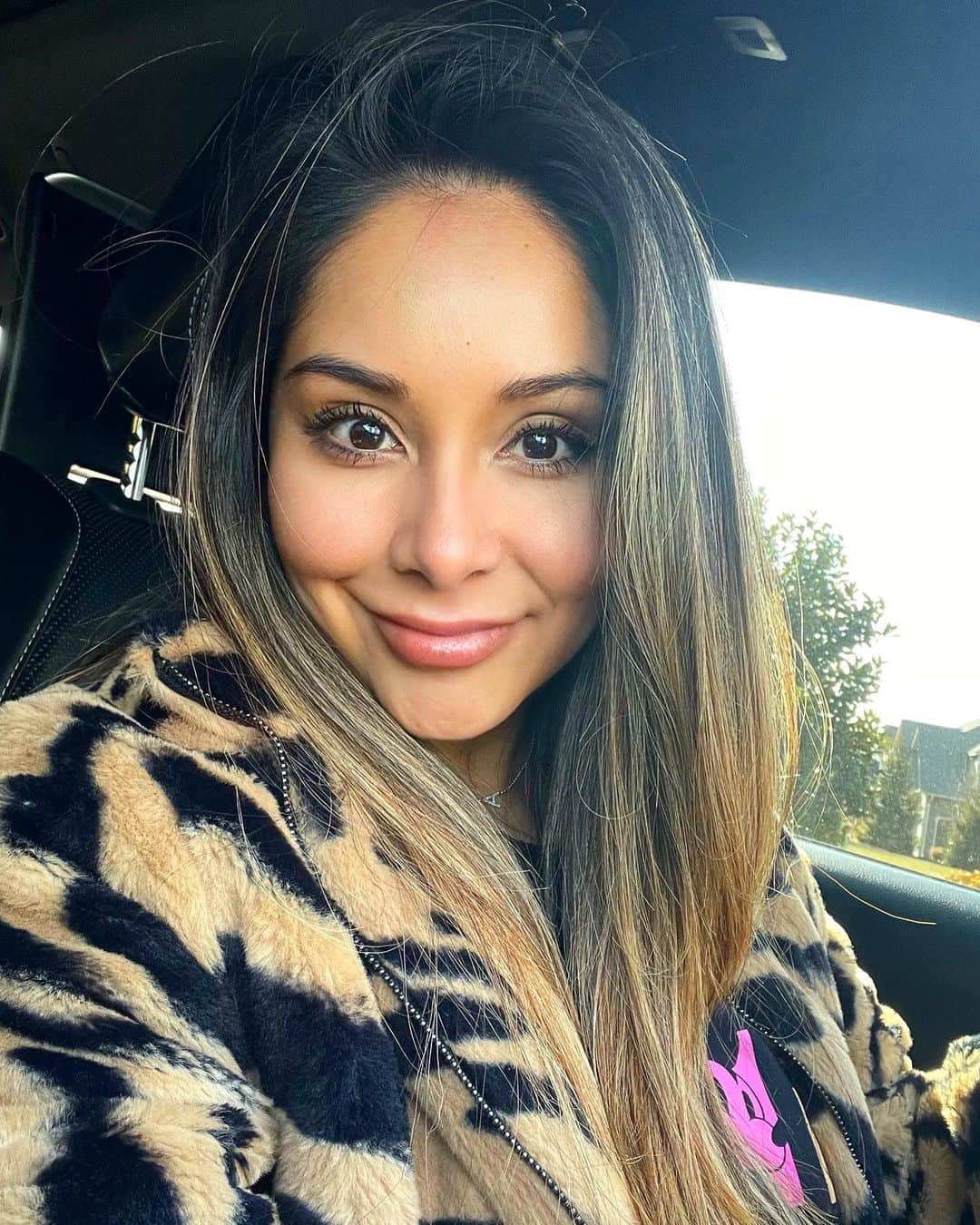 ニコール・ ポリッツィのインスタグラム：「Mornings with the kids are so chaotic. Rushing to change, brush teeth, breakfast, grabbing masks and hats and gloves and piling into the car is a messsss. But, I wouldn’t want to be doing anything other than being a hot mess mawma 🙏🏽 #momlife #GivemeStarbucks」